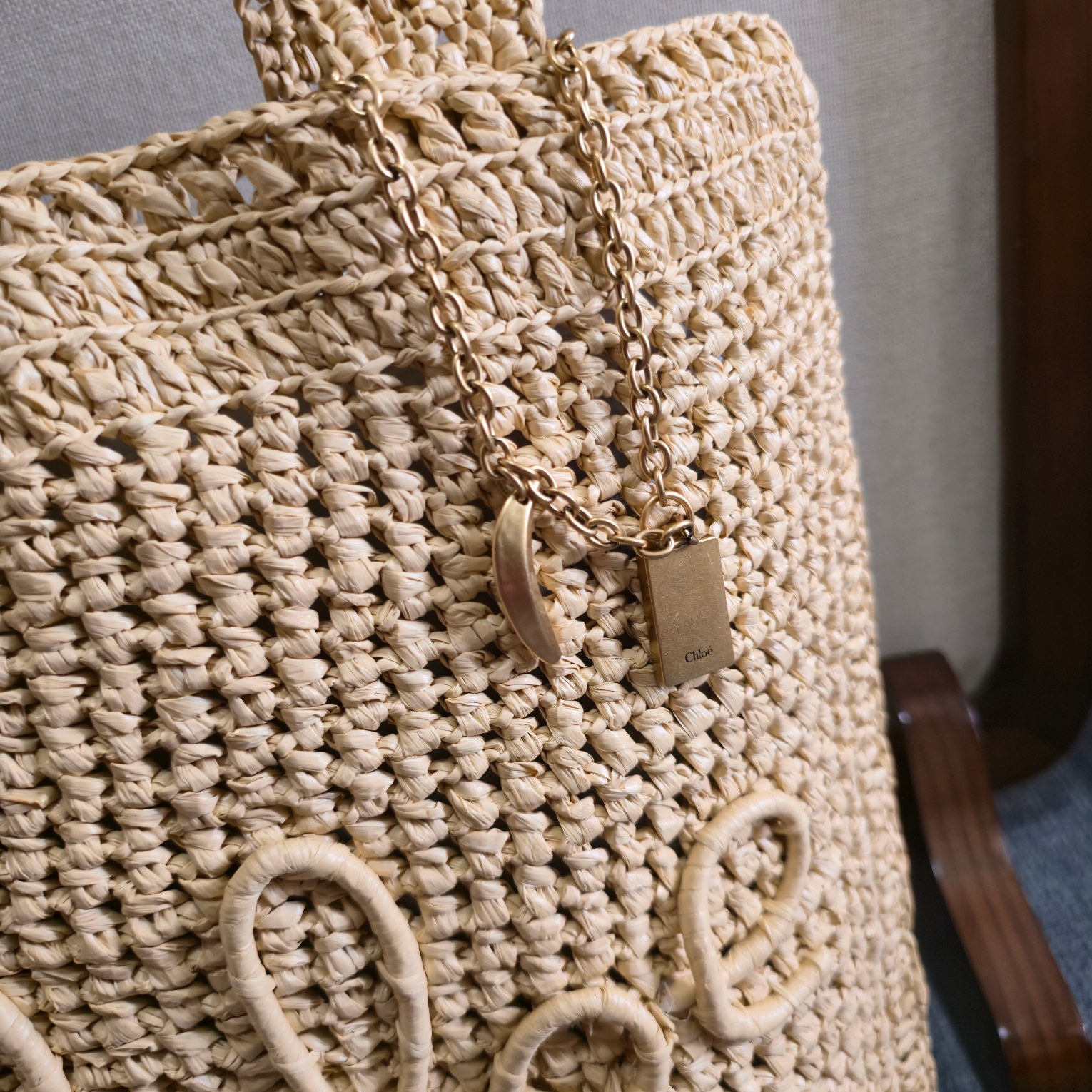 💰500 ～全网都在问！这个夏天让它陪着你[哇]！
chloe 25春夏的新款草编包SUMMER BANANA 真的好哇唔！！！多巴胺色系｜美得窒息的草编包。配送chloe logo 香蕉挂饰 （可当手链佩戴）
轻盈随性，夏日必备、轻盈的草编包，承载着夏日的自由与随性。无论是度假风还是日常穿搭，它都能轻松驾驭，成为你衣橱中的百搭单品。～商品尺寸由于纯手工制作，可能会出现些许误差，实际尺寸请以实物为准。
型号：6085 
尺寸：33*37*2cm(宽*高*深)