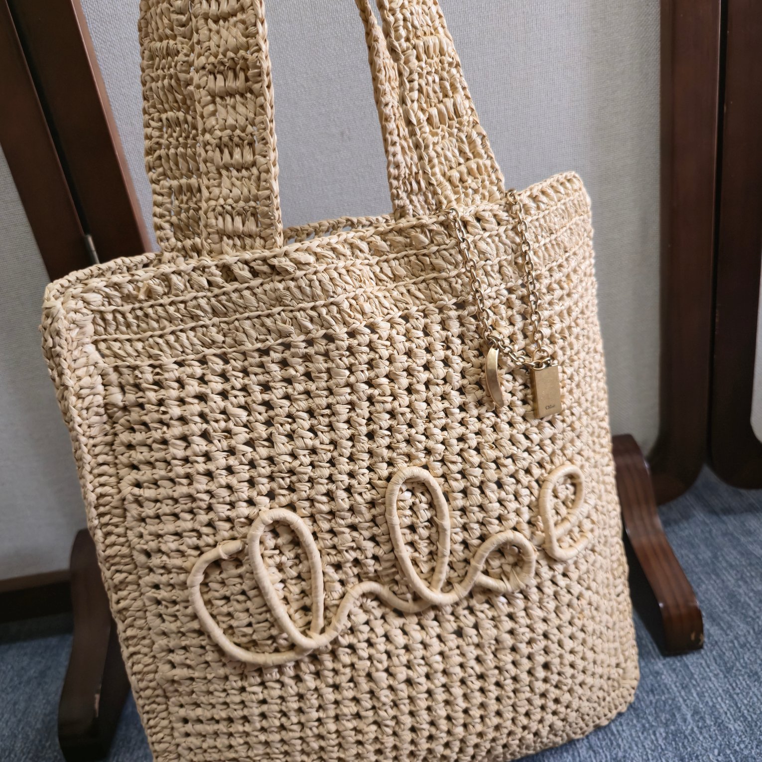 💰500 ～全网都在问！这个夏天让它陪着你[哇]！
chloe 25春夏的新款草编包SUMMER BANANA 真的好哇唔！！！多巴胺色系｜美得窒息的草编包。配送chloe logo 香蕉挂饰 （可当手链佩戴）
轻盈随性，夏日必备、轻盈的草编包，承载着夏日的自由与随性。无论是度假风还是日常穿搭，它都能轻松驾驭，成为你衣橱中的百搭单品。～商品尺寸由于纯手工制作，可能会出现些许误差，实际尺寸请以实物为准。
型号：6085 
尺寸：33*37*2cm(宽*高*深)