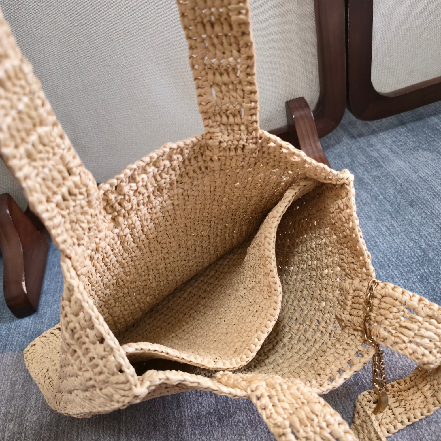 💰500 ～全网都在问！这个夏天让它陪着你[哇]！
chloe 25春夏的新款草编包SUMMER BANANA 真的好哇唔！！！多巴胺色系｜美得窒息的草编包。配送chloe logo 香蕉挂饰 （可当手链佩戴）
轻盈随性，夏日必备、轻盈的草编包，承载着夏日的自由与随性。无论是度假风还是日常穿搭，它都能轻松驾驭，成为你衣橱中的百搭单品。～商品尺寸由于纯手工制作，可能会出现些许误差，实际尺寸请以实物为准。
型号：6085 
尺寸：33*37*2cm(宽*高*深)