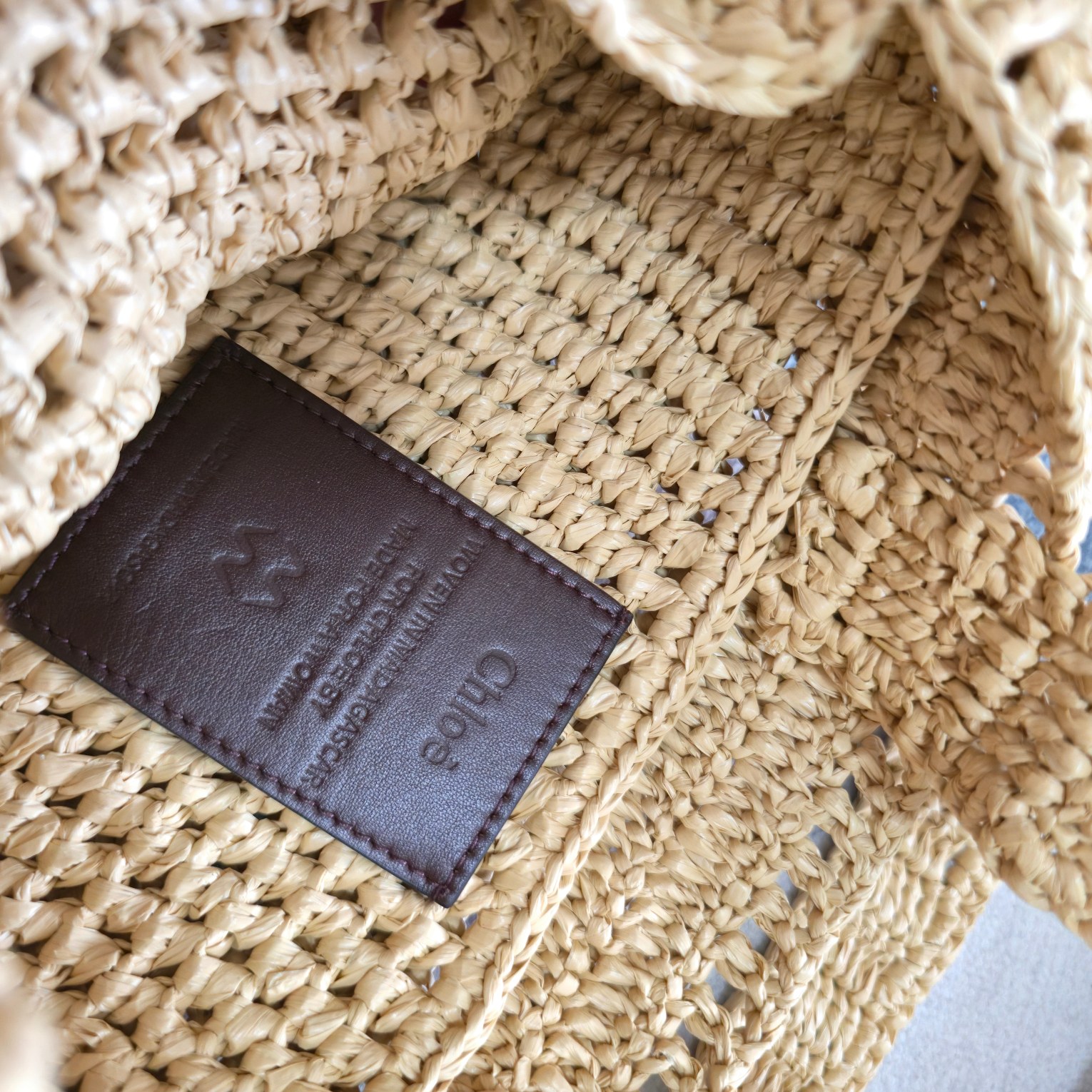 💰500 ～全网都在问！这个夏天让它陪着你[哇]！
chloe 25春夏的新款草编包SUMMER BANANA 真的好哇唔！！！多巴胺色系｜美得窒息的草编包。配送chloe logo 香蕉挂饰 （可当手链佩戴）
轻盈随性，夏日必备、轻盈的草编包，承载着夏日的自由与随性。无论是度假风还是日常穿搭，它都能轻松驾驭，成为你衣橱中的百搭单品。～商品尺寸由于纯手工制作，可能会出现些许误差，实际尺寸请以实物为准。
型号：6085 
尺寸：33*37*2cm(宽*高*深)