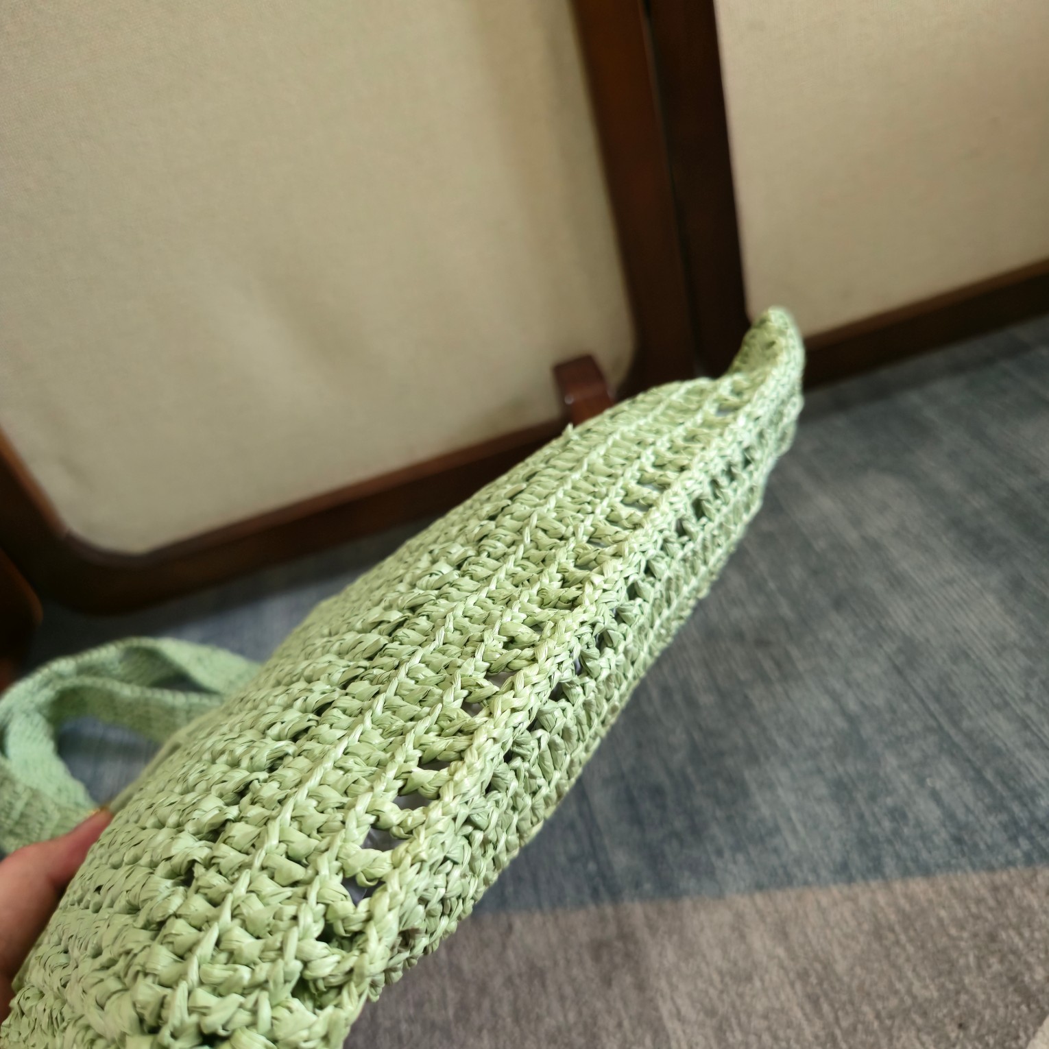 💰500～全网都在问！这个夏天让它陪着你[哇]！
chloe 25春夏的新款草编包SUMMER BANANA 真的好哇唔！！！多巴胺色系｜美得窒息的草编包。配送chloe logo 香蕉挂饰 （可当手链佩戴）
轻盈随性，夏日必备、轻盈的草编包，承载着夏日的自由与随性。无论是度假风还是日常穿搭，它都能轻松驾驭，成为你衣橱中的百搭单品。～商品尺寸由于纯手工制作，可能会出现些许误差，实际尺寸请以实物为准。
型号：6085 
尺寸：33*37*2cm(宽*高*深)