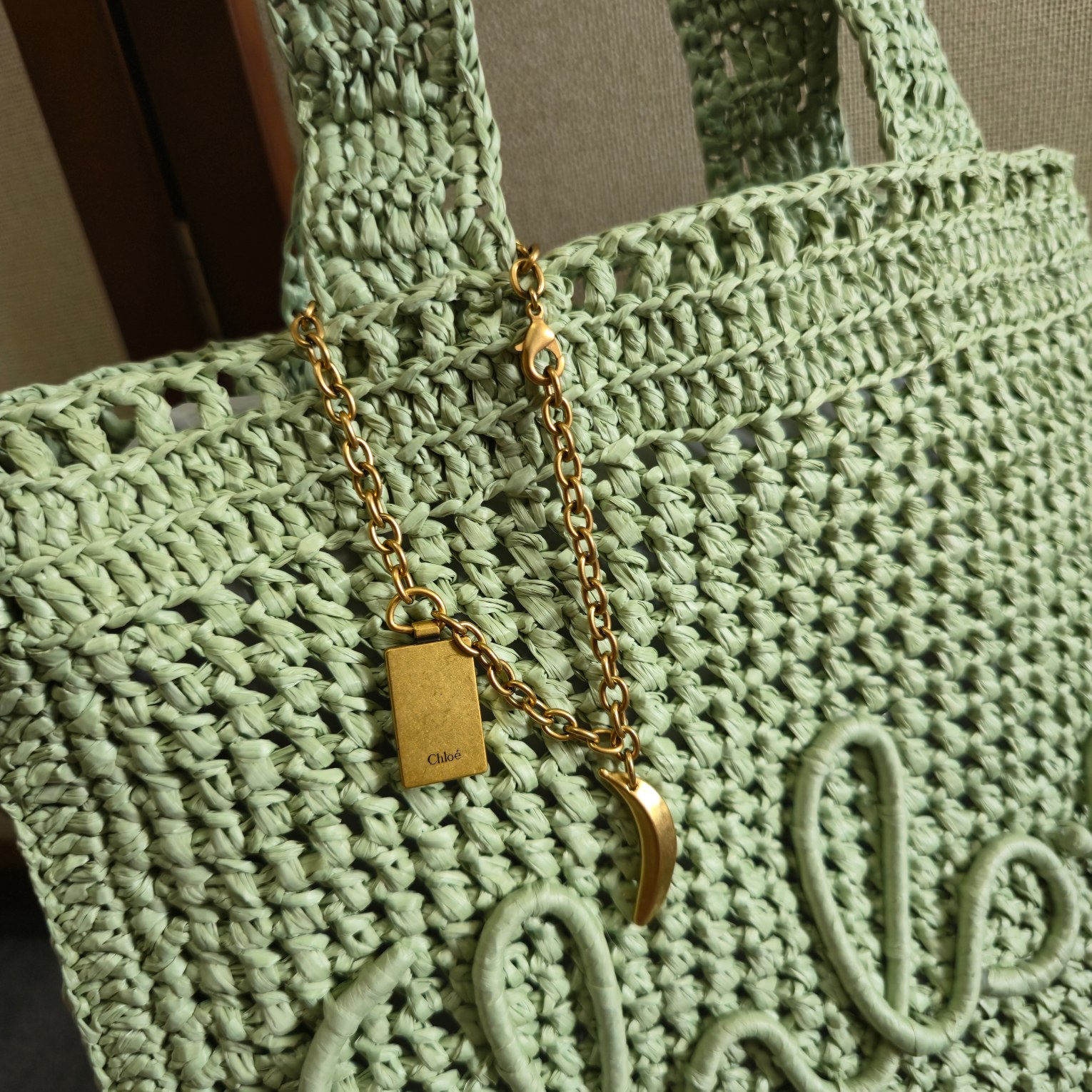 💰500～全网都在问！这个夏天让它陪着你[哇]！
chloe 25春夏的新款草编包SUMMER BANANA 真的好哇唔！！！多巴胺色系｜美得窒息的草编包。配送chloe logo 香蕉挂饰 （可当手链佩戴）
轻盈随性，夏日必备、轻盈的草编包，承载着夏日的自由与随性。无论是度假风还是日常穿搭，它都能轻松驾驭，成为你衣橱中的百搭单品。～商品尺寸由于纯手工制作，可能会出现些许误差，实际尺寸请以实物为准。
型号：6085 
尺寸：33*37*2cm(宽*高*深)