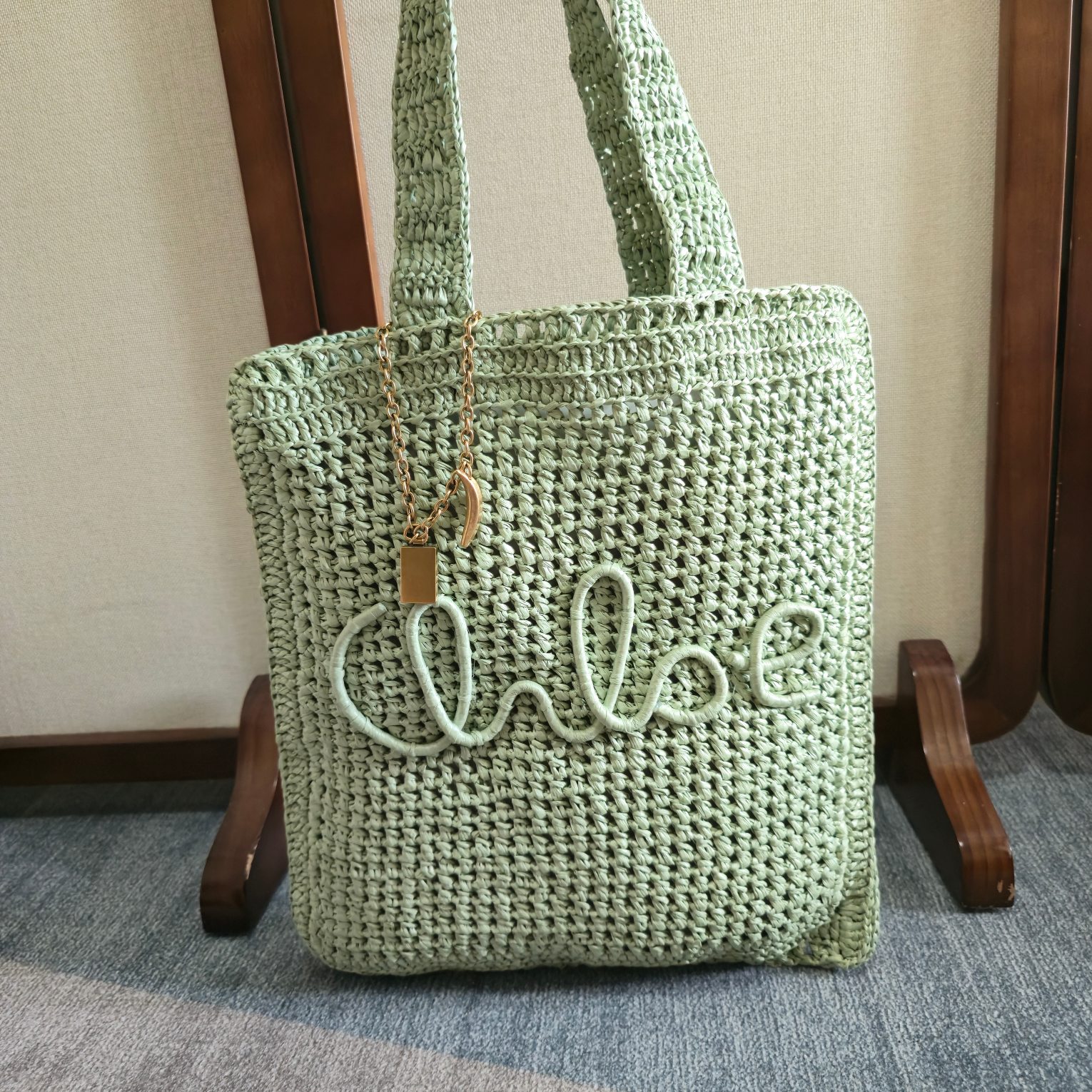 NO:405982,~The whole network is asking!  Let it be with you this summer [wow]!  chloe's new straw woven bag SUMMER BANANA in spring and summer is really good!  !  !  Dopamine color system | Beautiful straw weaving bag. Delivery chloe logo Banana hanging (can be worn as a bracelet) Light and casual, a must-have and light straw weaving bag for summer, carrying the freedom and casualness of summer. Whether it is vacation style or daily wear, it can be easily controlled and become a versatile item in your wardrobe. ~ The product size may have some errors due to pure handmade work. Please refer to the actual size. Model 6085 Size 33*37*2cm (width*height*deep), Chloe, original leather, chloe, loewe, espadrilles, bracelet19860909～全网都在问！这个夏天让它陪着你[哇]！ chloe 25春夏的新款草编包SUMMER BANANA 真的好哇唔！！！多巴胺色系｜美得窒息的草编包.配送chloe logo 香蕉挂饰（可当手链佩戴） 轻盈随性,夏日必备、轻盈的草编包,承载着夏日的自由与随性.无论是度假风还是日常穿搭,它都能轻松驾驭,成为你衣橱中的百搭单品.～商品尺寸由于纯手工制作,可能会出现些许误差,实际尺寸请以实物为准. 型号6085 尺寸33*37*2cm(宽*高*深),克洛伊，原厂皮,chloe,loewe,espadrilles,bracelet,Bag