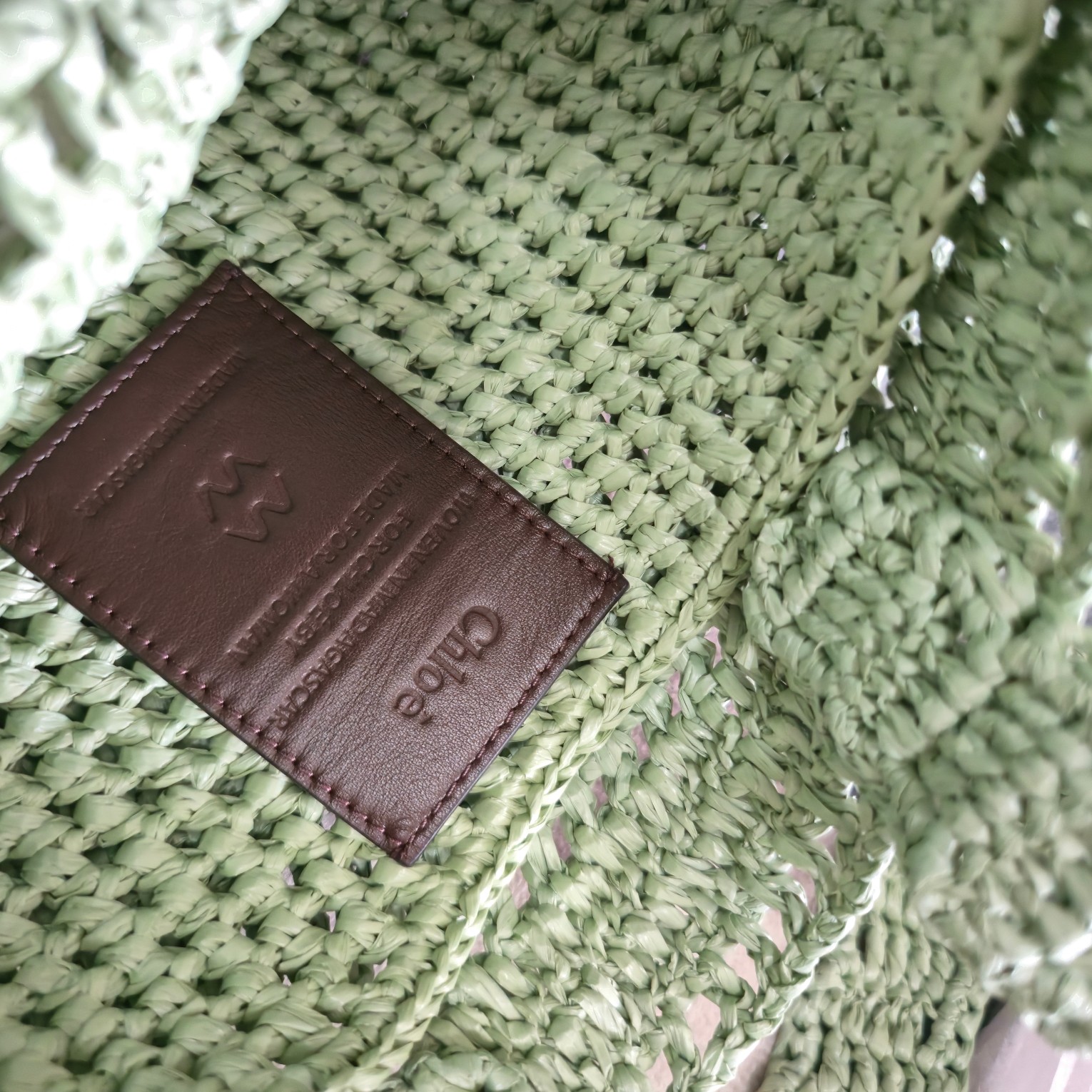 💰500～全网都在问！这个夏天让它陪着你[哇]！
chloe 25春夏的新款草编包SUMMER BANANA 真的好哇唔！！！多巴胺色系｜美得窒息的草编包。配送chloe logo 香蕉挂饰 （可当手链佩戴）
轻盈随性，夏日必备、轻盈的草编包，承载着夏日的自由与随性。无论是度假风还是日常穿搭，它都能轻松驾驭，成为你衣橱中的百搭单品。～商品尺寸由于纯手工制作，可能会出现些许误差，实际尺寸请以实物为准。
型号：6085 
尺寸：33*37*2cm(宽*高*深)