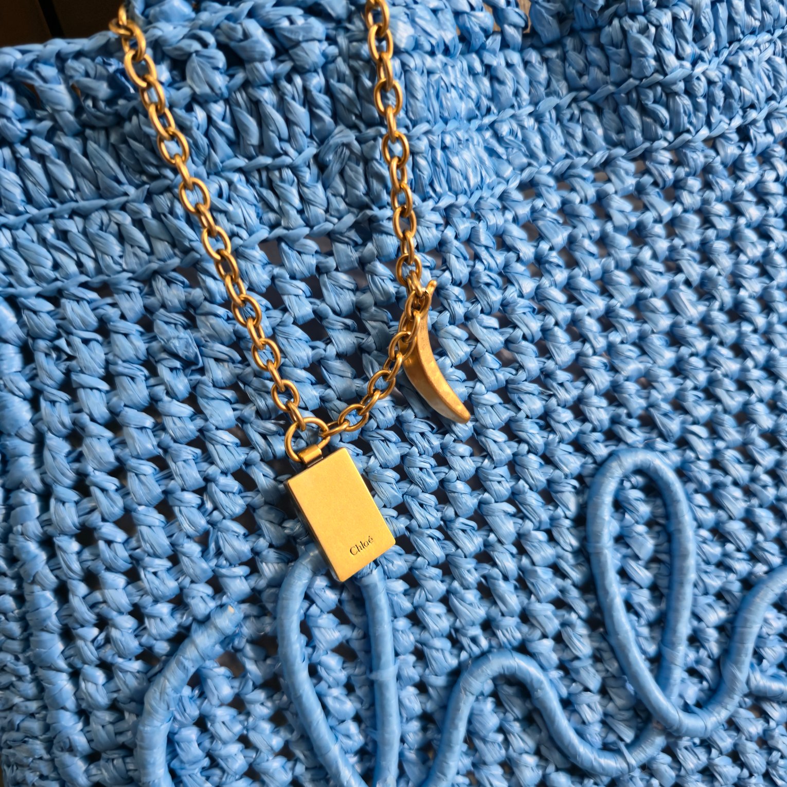 💰500 ～全网都在问！这个夏天让它陪着你[哇]！
chloe 25春夏的新款草编包SUMMER BANANA 真的好哇唔！！！多巴胺色系｜美得窒息的草编包。配送chloe logo 香蕉挂饰 （可当手链佩戴）
轻盈随性，夏日必备、轻盈的草编包，承载着夏日的自由与随性。无论是度假风还是日常穿搭，它都能轻松驾驭，成为你衣橱中的百搭单品。～商品尺寸由于纯手工制作，可能会出现些许误差，实际尺寸请以实物为准。
型号：6085 
尺寸：33*37*2cm(宽*高*深)