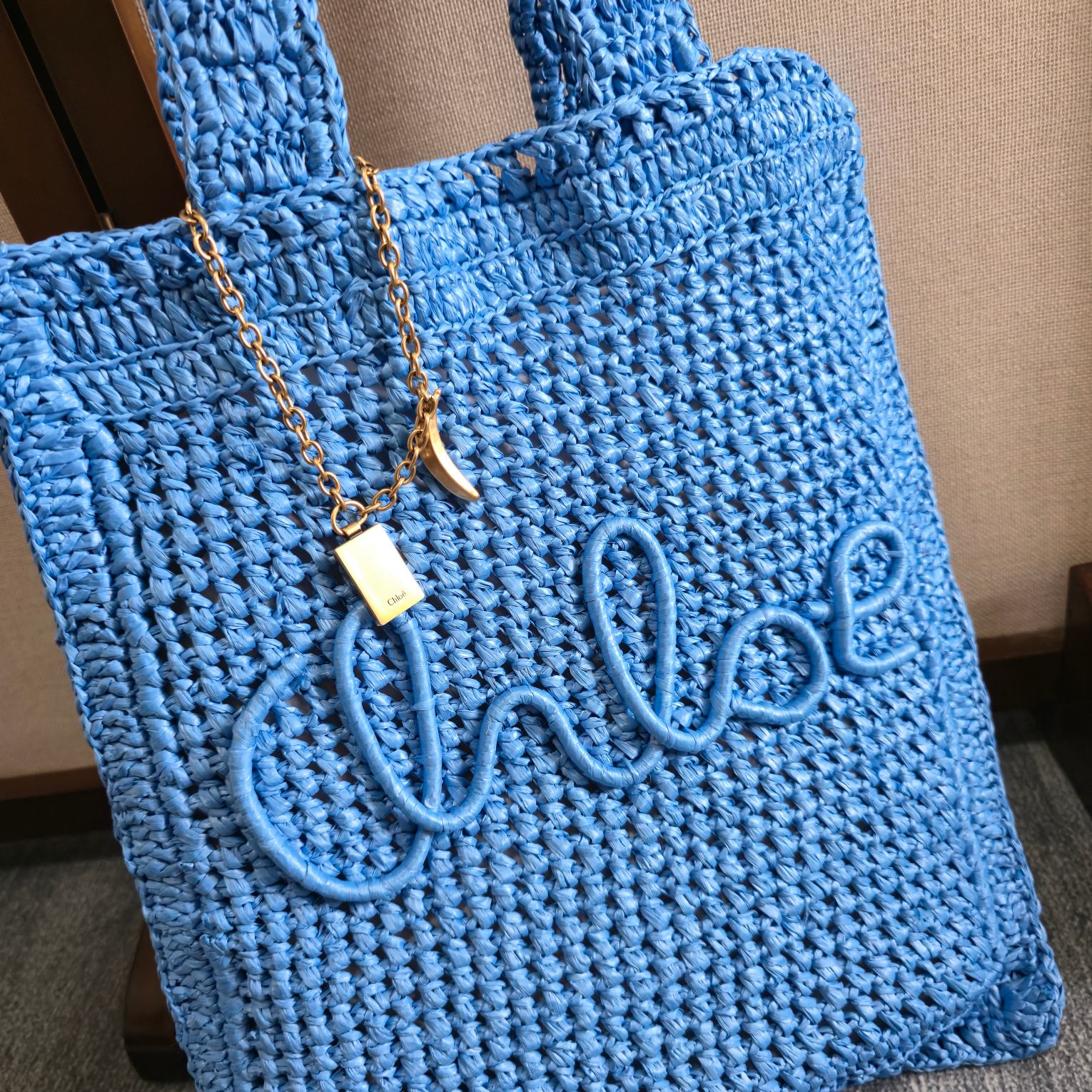 💰500 ～全网都在问！这个夏天让它陪着你[哇]！
chloe 25春夏的新款草编包SUMMER BANANA 真的好哇唔！！！多巴胺色系｜美得窒息的草编包。配送chloe logo 香蕉挂饰 （可当手链佩戴）
轻盈随性，夏日必备、轻盈的草编包，承载着夏日的自由与随性。无论是度假风还是日常穿搭，它都能轻松驾驭，成为你衣橱中的百搭单品。～商品尺寸由于纯手工制作，可能会出现些许误差，实际尺寸请以实物为准。
型号：6085 
尺寸：33*37*2cm(宽*高*深)