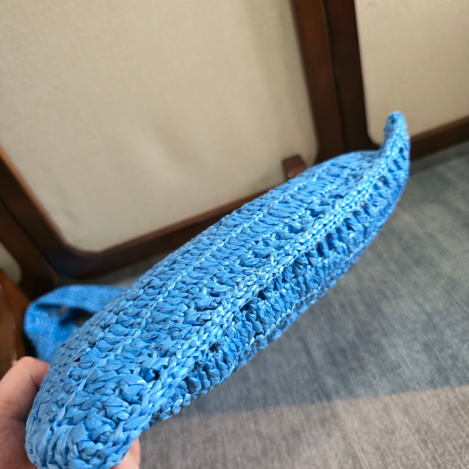 💰500 ～全网都在问！这个夏天让它陪着你[哇]！
chloe 25春夏的新款草编包SUMMER BANANA 真的好哇唔！！！多巴胺色系｜美得窒息的草编包。配送chloe logo 香蕉挂饰 （可当手链佩戴）
轻盈随性，夏日必备、轻盈的草编包，承载着夏日的自由与随性。无论是度假风还是日常穿搭，它都能轻松驾驭，成为你衣橱中的百搭单品。～商品尺寸由于纯手工制作，可能会出现些许误差，实际尺寸请以实物为准。
型号：6085 
尺寸：33*37*2cm(宽*高*深)