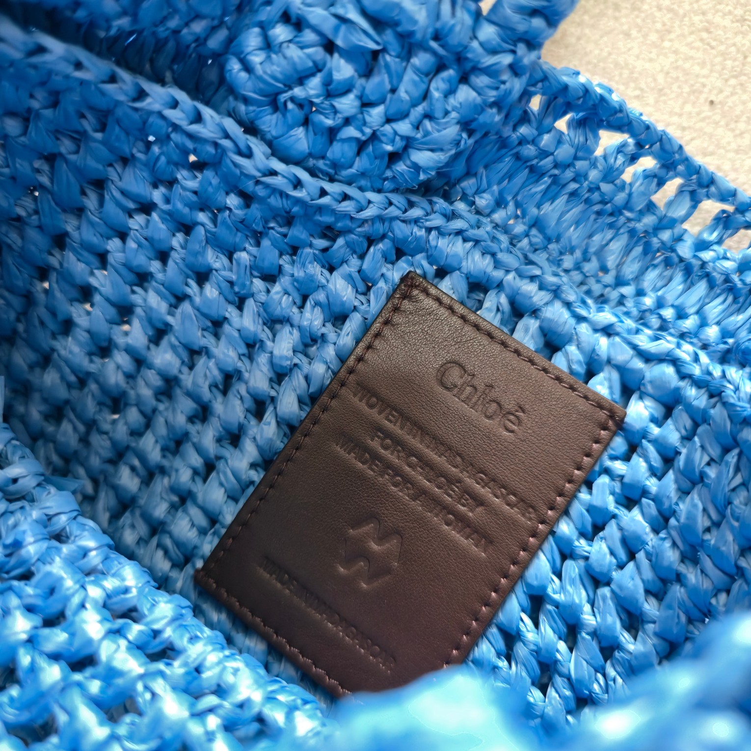 💰500 ～全网都在问！这个夏天让它陪着你[哇]！
chloe 25春夏的新款草编包SUMMER BANANA 真的好哇唔！！！多巴胺色系｜美得窒息的草编包。配送chloe logo 香蕉挂饰 （可当手链佩戴）
轻盈随性，夏日必备、轻盈的草编包，承载着夏日的自由与随性。无论是度假风还是日常穿搭，它都能轻松驾驭，成为你衣橱中的百搭单品。～商品尺寸由于纯手工制作，可能会出现些许误差，实际尺寸请以实物为准。
型号：6085 
尺寸：33*37*2cm(宽*高*深)