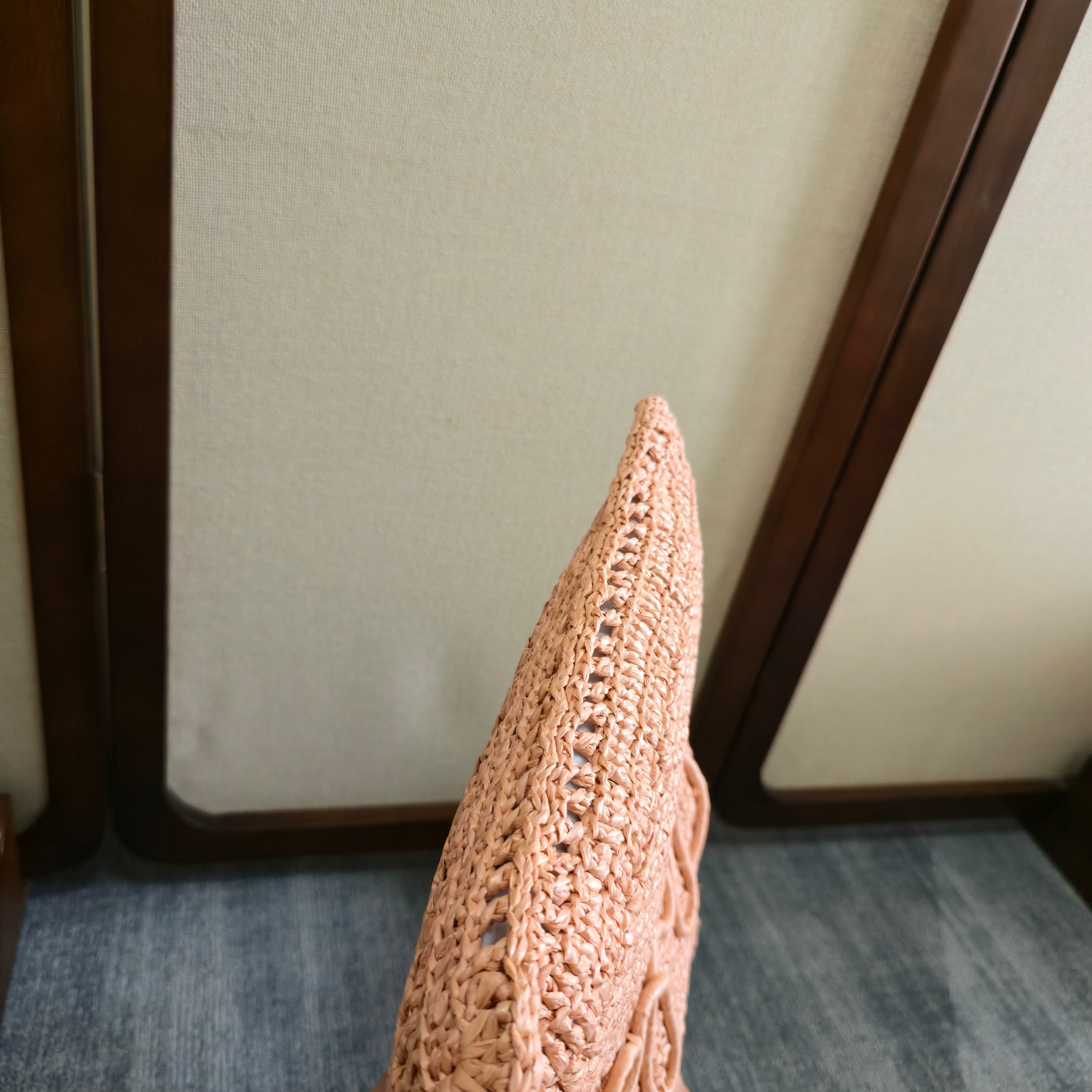 💰500 ～全网都在问！这个夏天让它陪着你[哇]！
chloe 25春夏的新款草编包SUMMER BANANA 真的好哇唔！！！多巴胺色系｜美得窒息的草编包。配送chloe logo 香蕉挂饰 （可当手链佩戴）
轻盈随性，夏日必备、轻盈的草编包，承载着夏日的自由与随性。无论是度假风还是日常穿搭，它都能轻松驾驭，成为你衣橱中的百搭单品。～商品尺寸由于纯手工制作，可能会出现些许误差，实际尺寸请以实物为准。
型号：6085 
尺寸：33*37*2cm(宽*高*深)