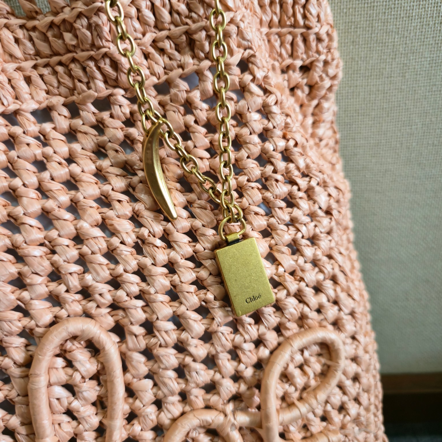 💰500 ～全网都在问！这个夏天让它陪着你[哇]！
chloe 25春夏的新款草编包SUMMER BANANA 真的好哇唔！！！多巴胺色系｜美得窒息的草编包。配送chloe logo 香蕉挂饰 （可当手链佩戴）
轻盈随性，夏日必备、轻盈的草编包，承载着夏日的自由与随性。无论是度假风还是日常穿搭，它都能轻松驾驭，成为你衣橱中的百搭单品。～商品尺寸由于纯手工制作，可能会出现些许误差，实际尺寸请以实物为准。
型号：6085 
尺寸：33*37*2cm(宽*高*深)