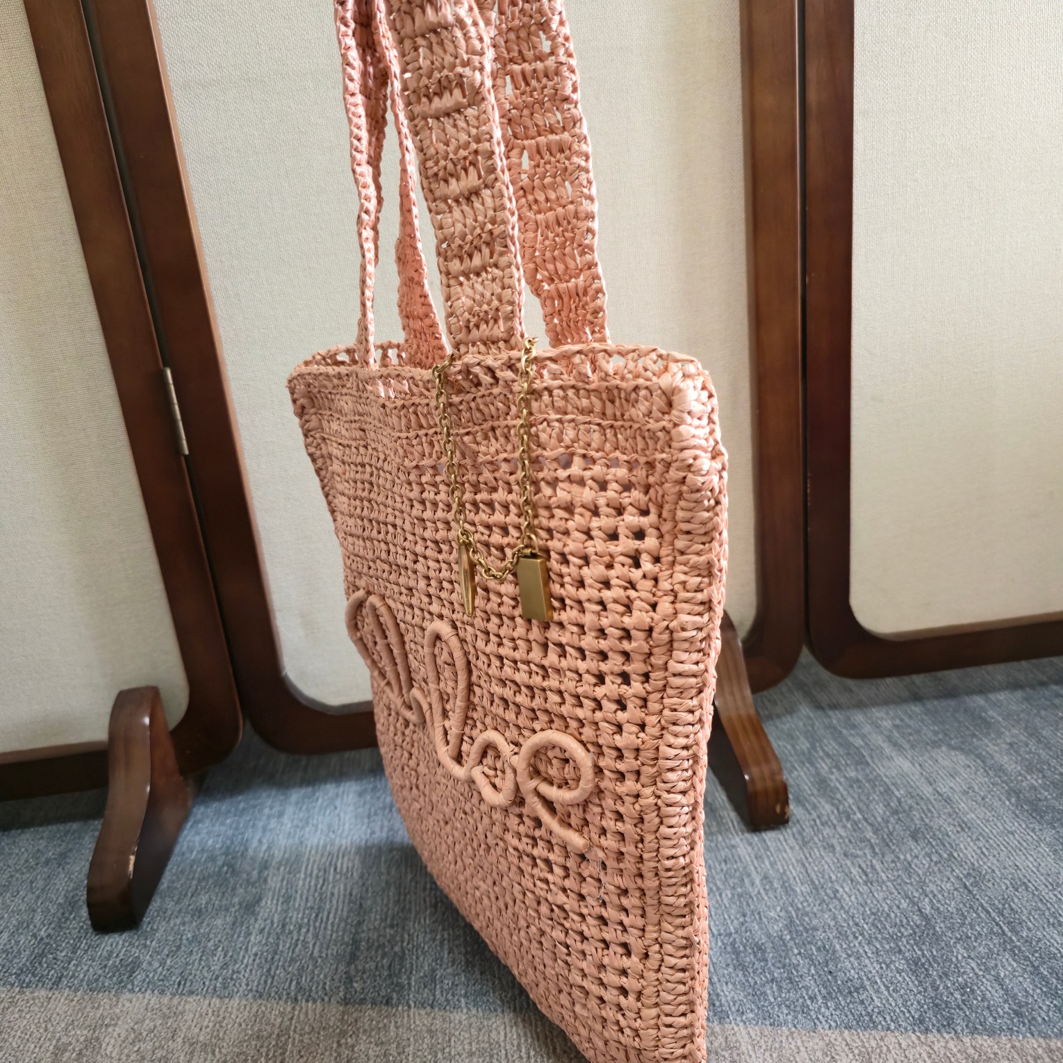 💰500 ～全网都在问！这个夏天让它陪着你[哇]！
chloe 25春夏的新款草编包SUMMER BANANA 真的好哇唔！！！多巴胺色系｜美得窒息的草编包。配送chloe logo 香蕉挂饰 （可当手链佩戴）
轻盈随性，夏日必备、轻盈的草编包，承载着夏日的自由与随性。无论是度假风还是日常穿搭，它都能轻松驾驭，成为你衣橱中的百搭单品。～商品尺寸由于纯手工制作，可能会出现些许误差，实际尺寸请以实物为准。
型号：6085 
尺寸：33*37*2cm(宽*高*深)