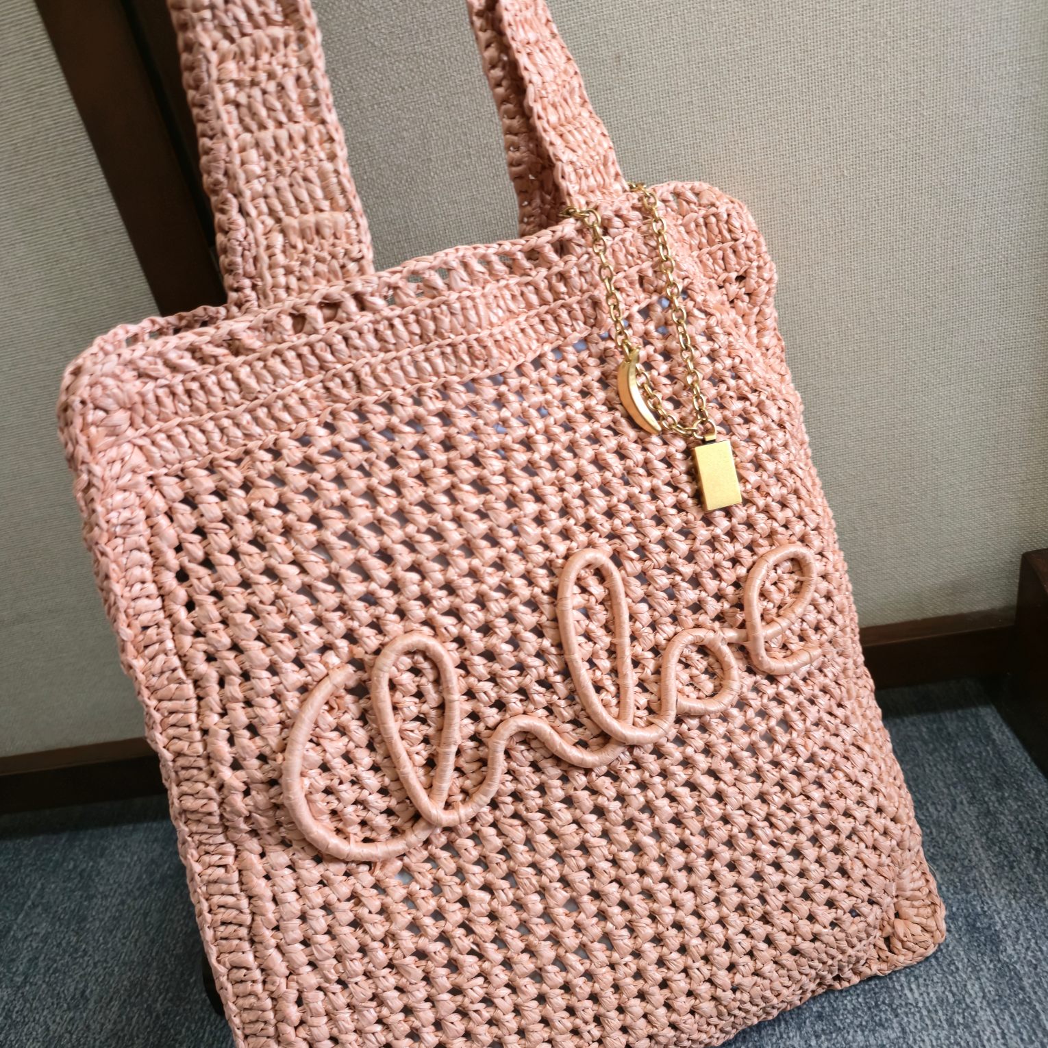 💰500 ～全网都在问！这个夏天让它陪着你[哇]！
chloe 25春夏的新款草编包SUMMER BANANA 真的好哇唔！！！多巴胺色系｜美得窒息的草编包。配送chloe logo 香蕉挂饰 （可当手链佩戴）
轻盈随性，夏日必备、轻盈的草编包，承载着夏日的自由与随性。无论是度假风还是日常穿搭，它都能轻松驾驭，成为你衣橱中的百搭单品。～商品尺寸由于纯手工制作，可能会出现些许误差，实际尺寸请以实物为准。
型号：6085 
尺寸：33*37*2cm(宽*高*深)