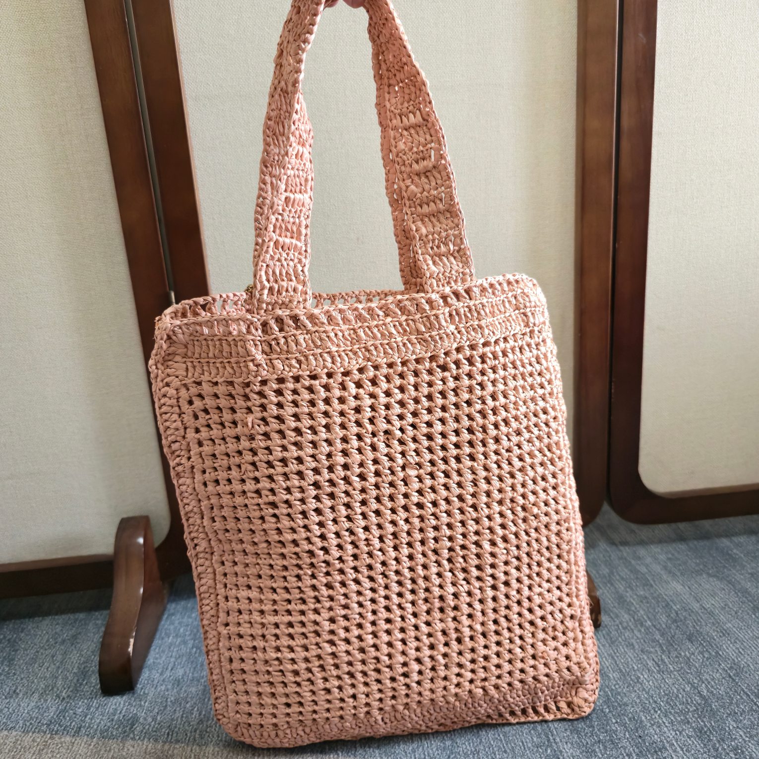 💰500 ～全网都在问！这个夏天让它陪着你[哇]！
chloe 25春夏的新款草编包SUMMER BANANA 真的好哇唔！！！多巴胺色系｜美得窒息的草编包。配送chloe logo 香蕉挂饰 （可当手链佩戴）
轻盈随性，夏日必备、轻盈的草编包，承载着夏日的自由与随性。无论是度假风还是日常穿搭，它都能轻松驾驭，成为你衣橱中的百搭单品。～商品尺寸由于纯手工制作，可能会出现些许误差，实际尺寸请以实物为准。
型号：6085 
尺寸：33*37*2cm(宽*高*深)