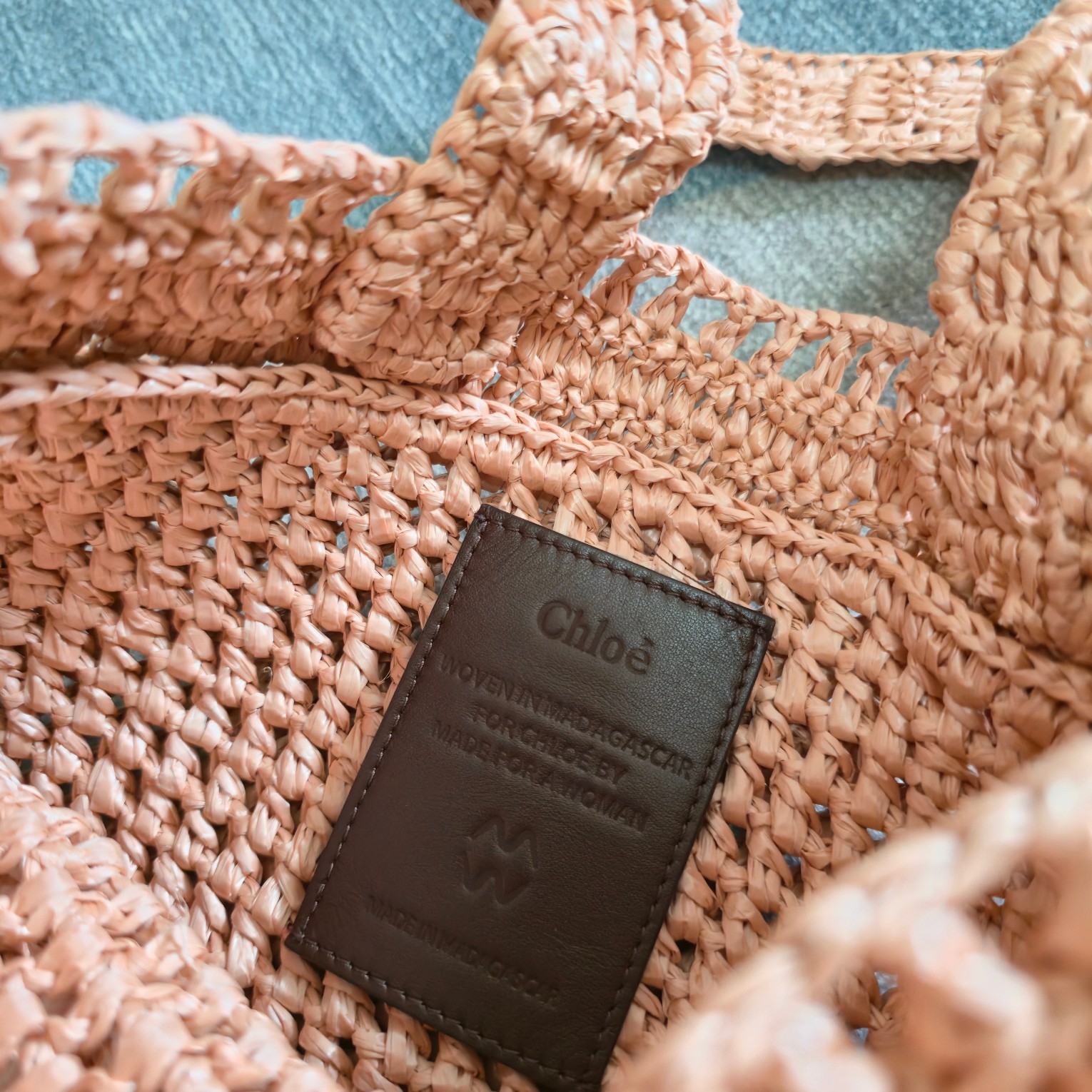 💰500 ～全网都在问！这个夏天让它陪着你[哇]！
chloe 25春夏的新款草编包SUMMER BANANA 真的好哇唔！！！多巴胺色系｜美得窒息的草编包。配送chloe logo 香蕉挂饰 （可当手链佩戴）
轻盈随性，夏日必备、轻盈的草编包，承载着夏日的自由与随性。无论是度假风还是日常穿搭，它都能轻松驾驭，成为你衣橱中的百搭单品。～商品尺寸由于纯手工制作，可能会出现些许误差，实际尺寸请以实物为准。
型号：6085 
尺寸：33*37*2cm(宽*高*深)