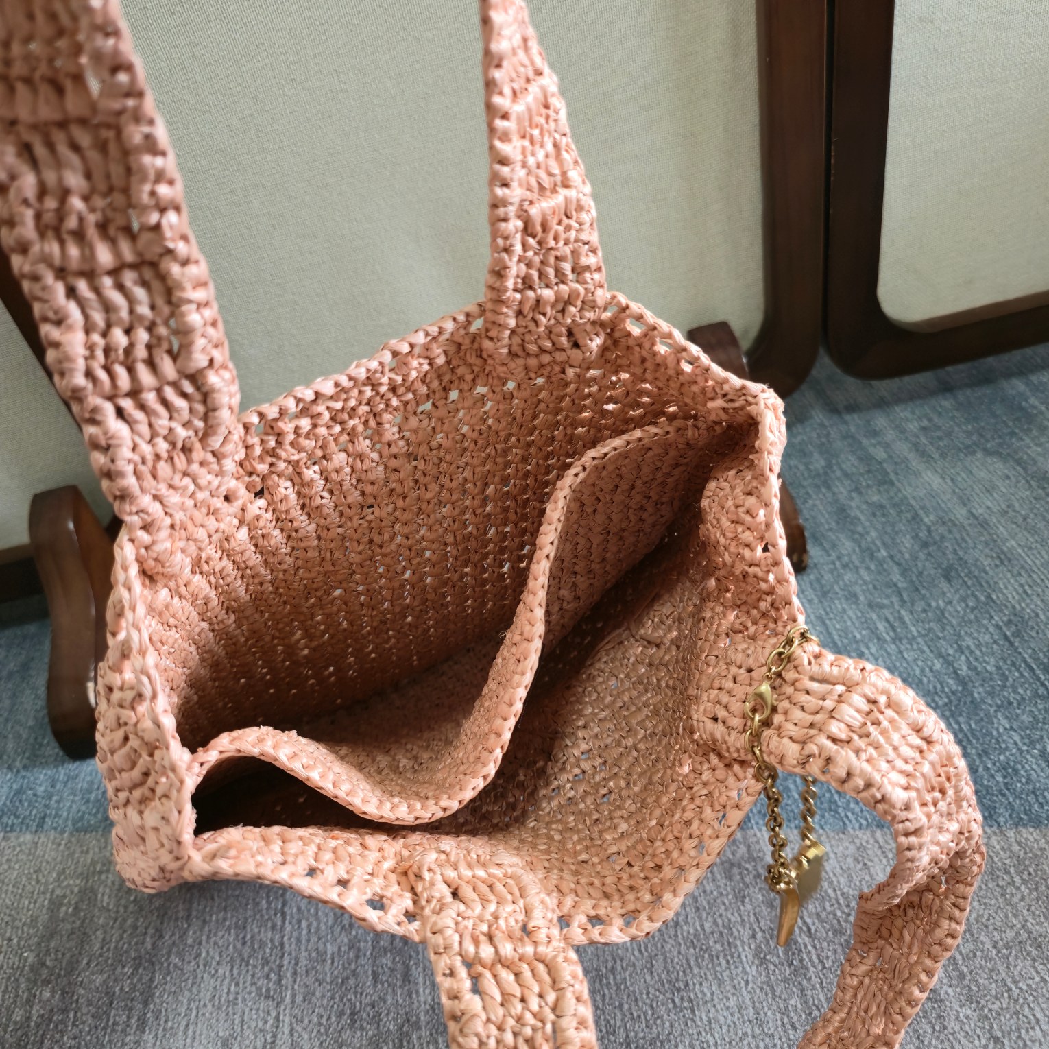 💰500 ～全网都在问！这个夏天让它陪着你[哇]！
chloe 25春夏的新款草编包SUMMER BANANA 真的好哇唔！！！多巴胺色系｜美得窒息的草编包。配送chloe logo 香蕉挂饰 （可当手链佩戴）
轻盈随性，夏日必备、轻盈的草编包，承载着夏日的自由与随性。无论是度假风还是日常穿搭，它都能轻松驾驭，成为你衣橱中的百搭单品。～商品尺寸由于纯手工制作，可能会出现些许误差，实际尺寸请以实物为准。
型号：6085 
尺寸：33*37*2cm(宽*高*深)