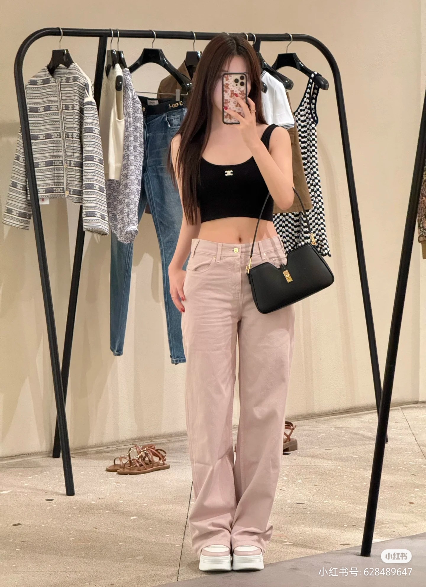 NO:406260,Love it so badly! The cool black and gold chain bag that can carry the audience~Camille black and gold underarm bag is a combination of fashion and elegance. I fell in love with it just one look! Black and golden locks reveal a low-key luxury beauty~ The leather is delicate and textured, and the details show its exquisite craftsmanship!, Celine, celine, celine19860909爱惨了!能carry全场的酷飒黑金链条包~Camille黑金腋下包 是时尚与优雅的结合,只看了一眼就爱上!黑色搭配金色锁扣,透出一种低调的奢美感~皮质细腻有质感,细节之处看出其精湛工艺!,赛琳celine,celine,celine,Bag