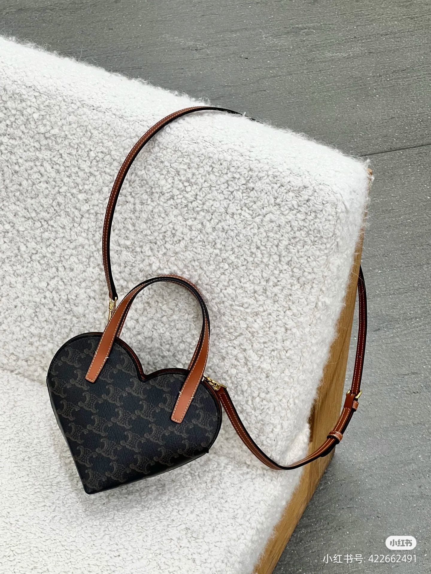 NO:581755,I am really going to be stunned by the cuteness of this heart-shaped bag|CELINE, Celine celine, celine, celine19860909我真的要被这个心形包可爱晕了|CELINE,赛琳celine,celine,celine,Bag