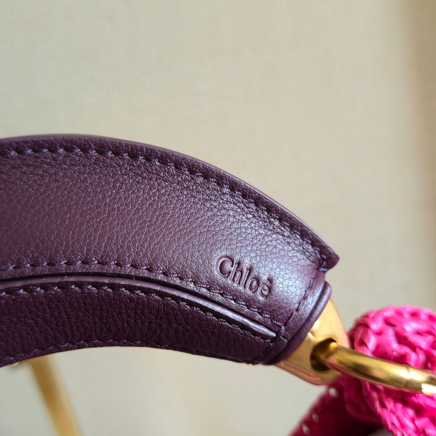 p700。 草编包热潮2025！
Chloe The Summer Banana
把夏天背在肩上。为夏日造型注入一股清新活力。让你轻松成为夏日时尚达人[哇]！
不一定要去海边，才能拥有夏天。
Chloé最新的Summer Banana包包是阳光编制成的信笺。
夏日微风穿过拉菲草的缝隙，尽情带来夏天的诗意。与 Chloé独有的自由精神相配，拎上它，就像拎上赶不走的夏天，去奔赴只属于Chloé女生的轻节奏🎵
Summer Banana包包还能自由巧妙地搭配每个Chloe单品，让你的夏日成为游乐园的泡泡池，色彩缤纷！
型号：6086
尺寸：36*21.5*2cm