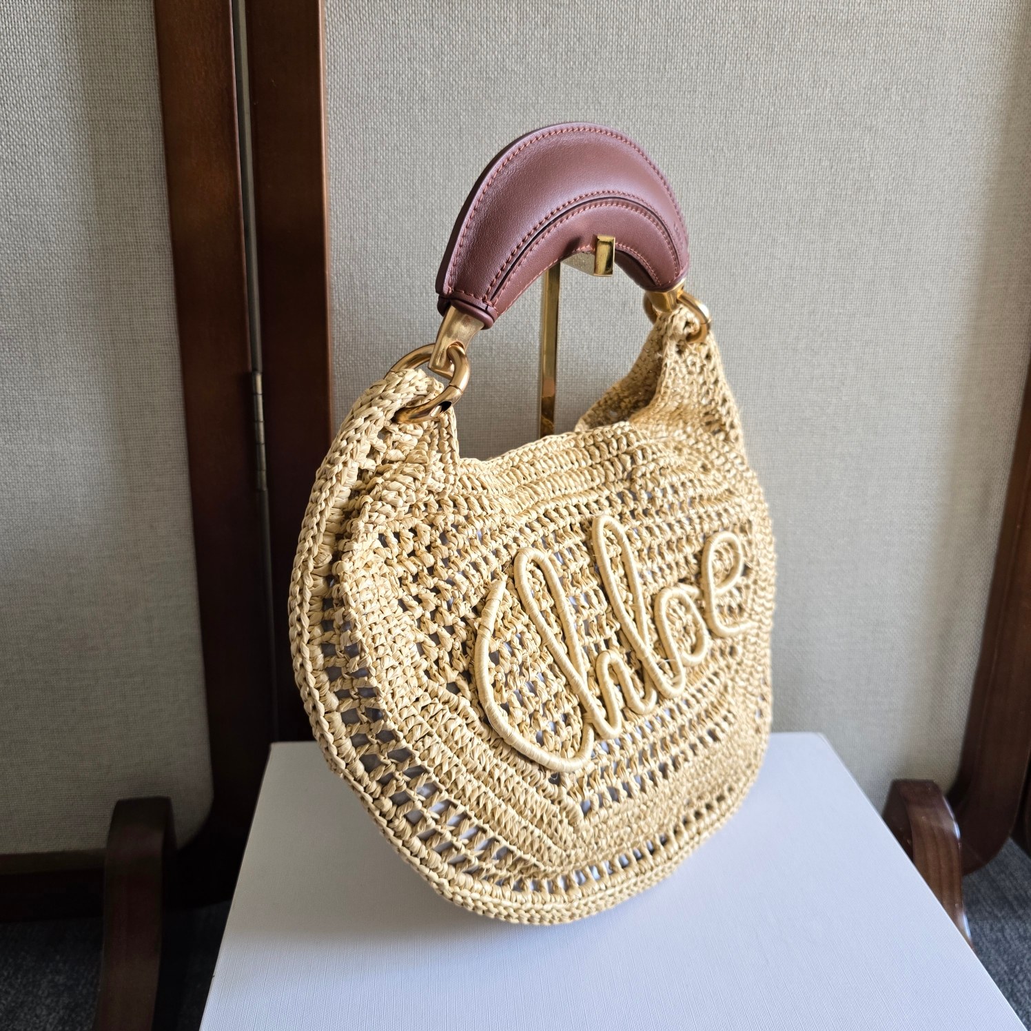 p700。 草编包热潮2025！
Chloe The Summer Banana
把夏天背在肩上。为夏日造型注入一股清新活力。让你轻松成为夏日时尚达人[哇]！
不一定要去海边，才能拥有夏天。
Chloé最新的Summer Banana包包是阳光编制成的信笺。
夏日微风穿过拉菲草的缝隙，尽情带来夏天的诗意。与 Chloé独有的自由精神相配，拎上它，就像拎上赶不走的夏天，去奔赴只属于Chloé女生的轻节奏🎵
Summer Banana包包还能自由巧妙地搭配每个Chloe单品，让你的夏日成为游乐园的泡泡池，色彩缤纷！
型号：6086
尺寸：36*21.5*2cm