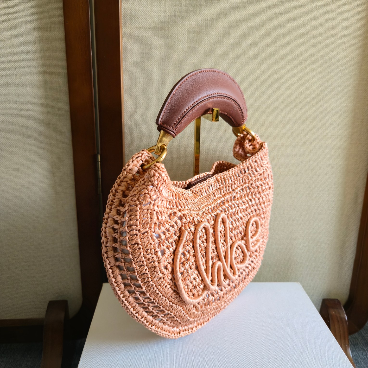 p700。 草编包热潮2025！
Chloe The Summer Banana
把夏天背在肩上。为夏日造型注入一股清新活力。让你轻松成为夏日时尚达人[哇]！
不一定要去海边，才能拥有夏天。
Chloé最新的Summer Banana包包是阳光编制成的信笺。
夏日微风穿过拉菲草的缝隙，尽情带来夏天的诗意。与 Chloé独有的自由精神相配，拎上它，就像拎上赶不走的夏天，去奔赴只属于Chloé女生的轻节奏🎵
Summer Banana包包还能自由巧妙地搭配每个Chloe单品，让你的夏日成为游乐园的泡泡池，色彩缤纷！
型号：6086
尺寸：36*21.5*2cm