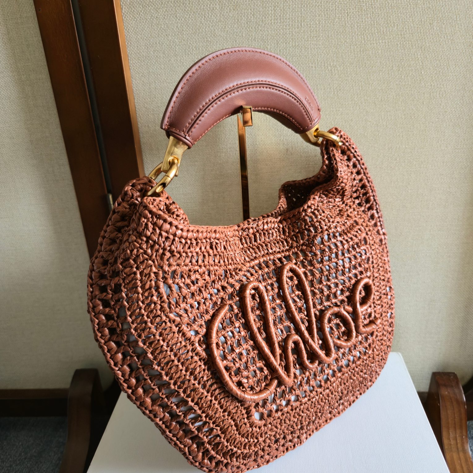 p700。 草编包热潮2025！
Chloe The Summer Banana
把夏天背在肩上。为夏日造型注入一股清新活力。让你轻松成为夏日时尚达人[哇]！
不一定要去海边，才能拥有夏天。
Chloé最新的Summer Banana包包是阳光编制成的信笺。
夏日微风穿过拉菲草的缝隙，尽情带来夏天的诗意。与 Chloé独有的自由精神相配，拎上它，就像拎上赶不走的夏天，去奔赴只属于Chloé女生的轻节奏🎵
Summer Banana包包还能自由巧妙地搭配每个Chloe单品，让你的夏日成为游乐园的泡泡池，色彩缤纷！
型号：6086
尺寸：36*21.5*2cm