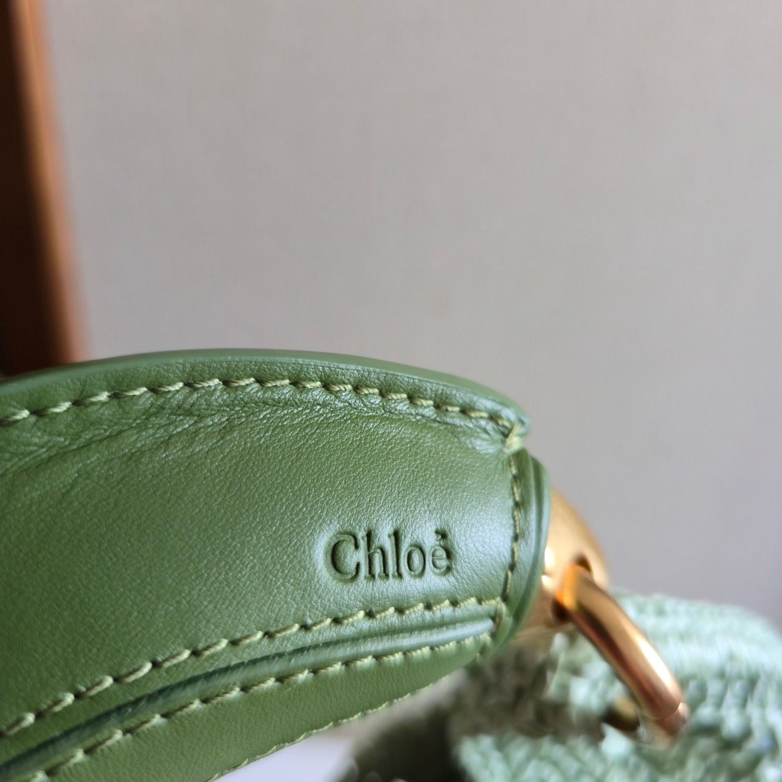 p700。 草编包热潮2025！
Chloe The Summer Banana
把夏天背在肩上。为夏日造型注入一股清新活力。让你轻松成为夏日时尚达人[哇]！
不一定要去海边，才能拥有夏天。
Chloé最新的Summer Banana包包是阳光编制成的信笺。
夏日微风穿过拉菲草的缝隙，尽情带来夏天的诗意。与 Chloé独有的自由精神相配，拎上它，就像拎上赶不走的夏天，去奔赴只属于Chloé女生的轻节奏🎵
Summer Banana包包还能自由巧妙地搭配每个Chloe单品，让你的夏日成为游乐园的泡泡池，色彩缤纷！
型号：6086
尺寸：36*21.5*2cm
