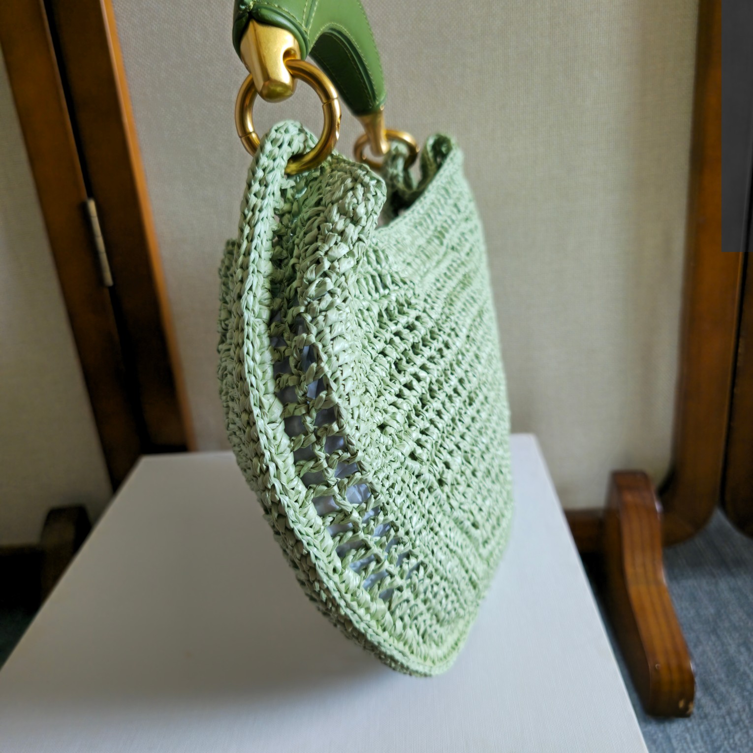 p700。 草编包热潮2025！
Chloe The Summer Banana
把夏天背在肩上。为夏日造型注入一股清新活力。让你轻松成为夏日时尚达人[哇]！
不一定要去海边，才能拥有夏天。
Chloé最新的Summer Banana包包是阳光编制成的信笺。
夏日微风穿过拉菲草的缝隙，尽情带来夏天的诗意。与 Chloé独有的自由精神相配，拎上它，就像拎上赶不走的夏天，去奔赴只属于Chloé女生的轻节奏🎵
Summer Banana包包还能自由巧妙地搭配每个Chloe单品，让你的夏日成为游乐园的泡泡池，色彩缤纷！
型号：6086
尺寸：36*21.5*2cm