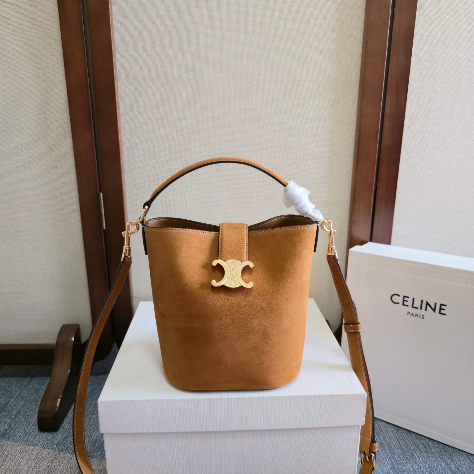 NO:574684,New product launch CE's new small bucket bag Louise is made of glossy and delicate elk leather to create a clean and smooth bucket silhouette. The deep background sets off the delicate and shiny gold Triomphe logo, showing a relaxed and casual temperament. The handbag is equipped with a handbag and a detachable shoulder strap, and the capacity is very considerable. Daily commuting, business trips and office work are completely stress-free. Style No. 119173 Color Black  Size 19x16x12cm, Celine, celine, celine, louis vuitton19860909新品上线 CE家新款小号桶包 Louise 采用光泽细腻的麋鹿皮塑造洗练流畅的水桶廓型,深邃背景烘托精巧闪亮的金色Triomphe凯旋徽标 ,呈现轻松随性气质 ,手袋配置手提和可拆卸肩带,容量非常可观 日常通勤 出差 办公完全无压力 款号119173 颜色黑色 尺寸19x16x12cm,赛琳celine,celine,celine,louis vuitton,Bag