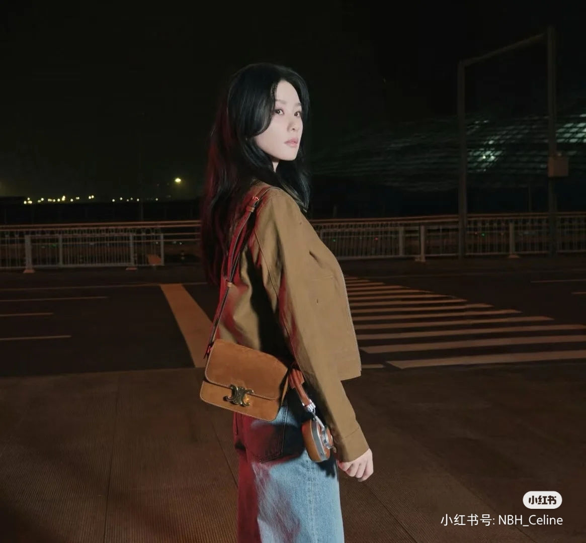 NO:582862,Wow! Liu Shishi is about to go to Paris for the CELINE show~ Meimeimei, Celine, celine, celine19860909wow!刘诗诗出发巴黎CELINE大秀咯~美美美,赛琳celine,celine,celine,Bag