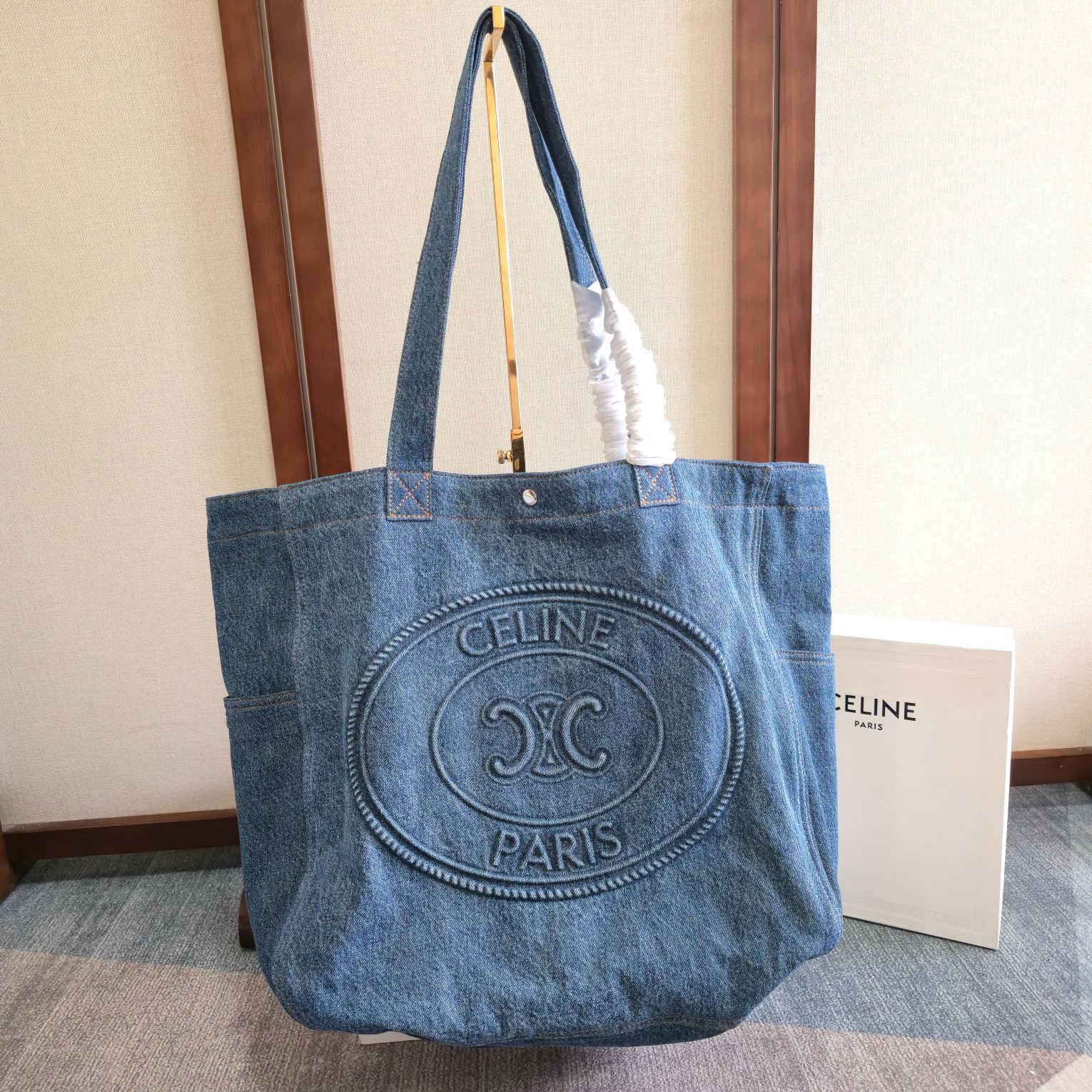 NO:541532,Genuine grade ~ New Celline Cabas Brand logo classic Denim Tote bag ~ Tote bag ~ Shopping bag, carry shoulder bag Large Women's wash denim blue CABAS Large CELINE Denim handbag 19.7 X 14.6X 4.7 inches (50X 37X12 cm) Denim denim lining Silver finish Shoulder back Snap closure 1 main compartment 1 inner flat pocket 2 outer side pockets with snap closure handle, length 12 inches (30 cm) Model number 122462 (with original box), Celline, celine, totes, shoulder bags19860909正品级  ～ 新品赛琳 Cabas 品牌徽标经典 牛仔布 托特包～Tote包～购物袋,手提 单肩包 大号 女款水洗牛仔蓝 CABAS 大号CELINE 牛仔布手袋 19.7 X 14.6X 4.7英寸（50X 37X12 厘米） 牛仔布 牛仔布衬里 银色饰面 肩背 按扣开合 1个主隔层 1个内侧扁平口袋 2个外部侧袋,配按扣开合提手,长度12英寸（30厘米） 款号122462（配原版盒子）,赛琳,celine,celine,totes,shoulder bags,Bag