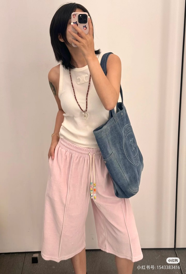 NO:574693,The wash water of the denim bag is blue or Celine. The fragrance capacity is not small, tall people can easily handle it, and small people can also use it. However, the size may feel a bit off, but the wash water has a good appearance, so you can ignore the others. Celine, celine, celine19860909denim bag的洗水蓝还是celine的香容量不小,高个子轻松驾驭,小个子也可以,但是尺寸上可能觉得打了一丢丢,但是洗水的颜值gao,所以其他可以忽略,赛琳celine,celine,celine,Bag