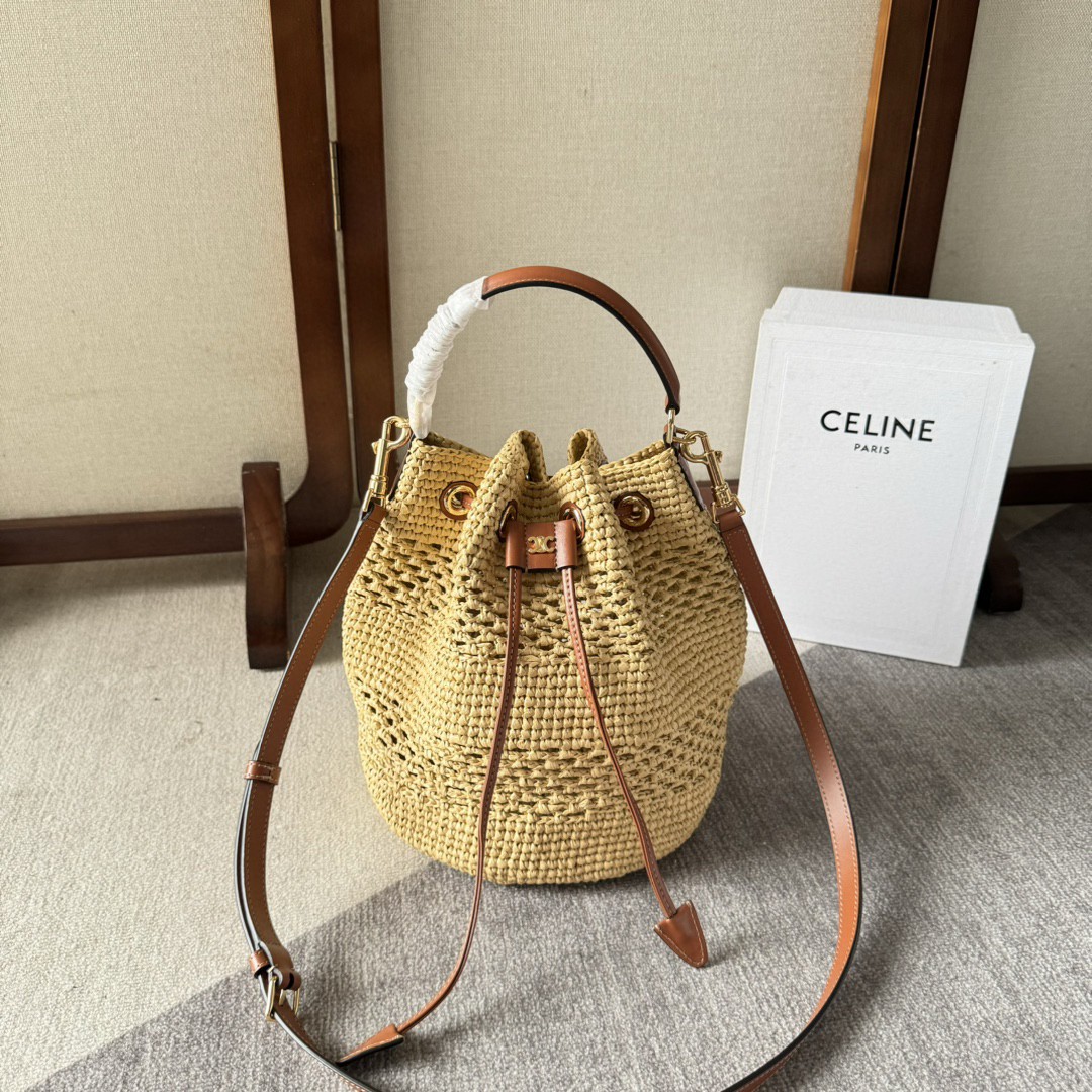 NO:532498,Celine clara plant material and cowhide classic carry bag tan plant material, cowhide leather edge unlined gold finish Hand, shoulder and crossbody drawstring leather strap 1 leather handle 4 inches (9 cm) 1 removable and adjustable shoulder strap, minimum length 17 inches (47 cm), maximum length 20 inches (53 cm) Model number: 116882 Weaving Size: 23x25x20, Celine, celine, celine, cowhide19860909Celine clara植物材料和牛皮革经典提篮包黄褐色 植物材料,牛皮革包边无衬里金色饰面 手提、肩背和斜挎抽绳皮革系带 1个皮革提手长4英寸(9厘米) 1条可拆卸和可调节肩带,最小长度17英寸(47厘米),最大长度20英寸(53厘米) 款号:116882编织 尺寸:23x25x20,赛琳celine,celine,celine,cowhide,Bag