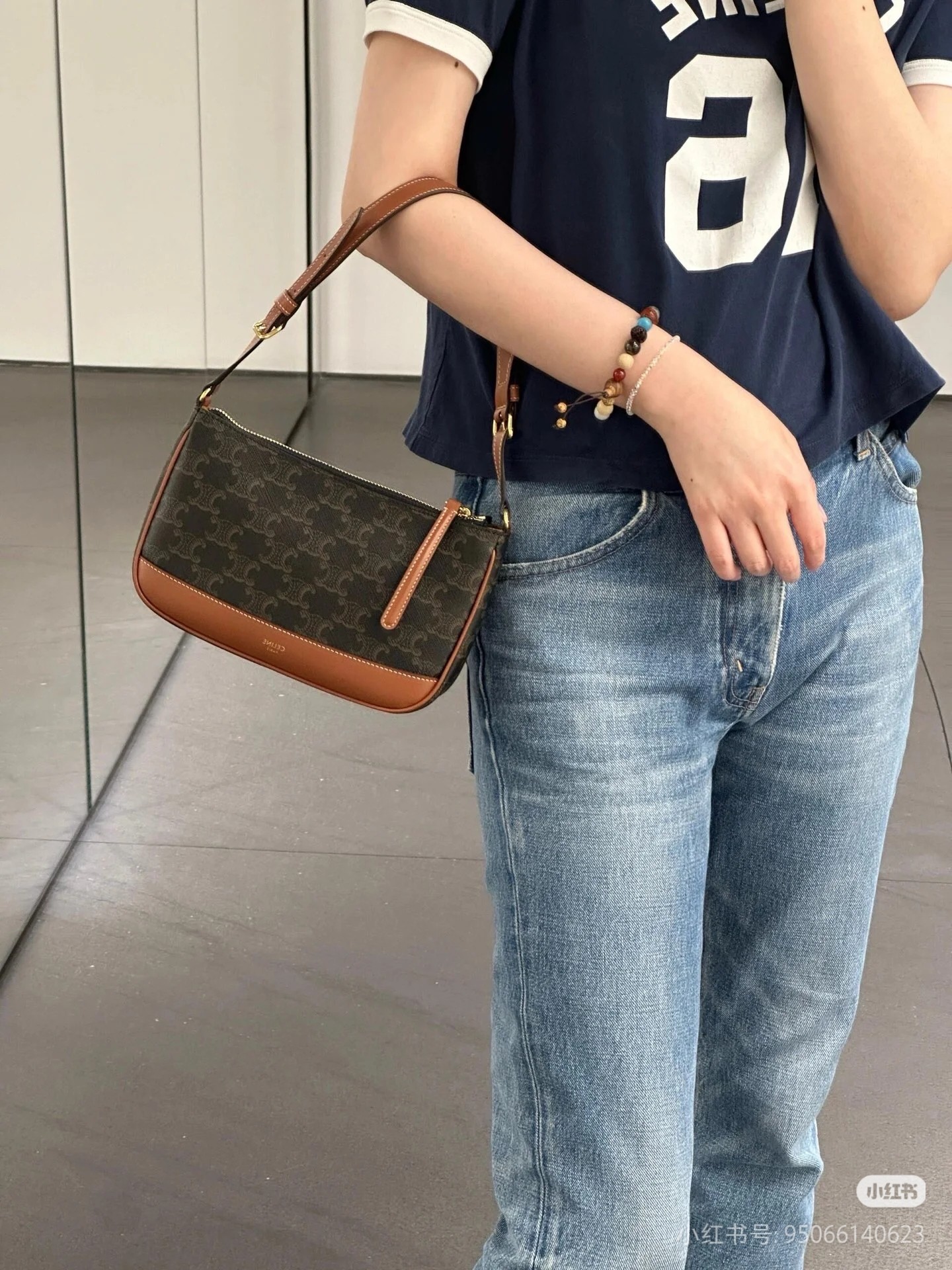 NO:574707,CELINE Underarm Mahjong Bag It’s the season of carrying underarm bags again. The length of the new mahjong bag’s shoulder straps can be adjusted, and it’s enough to carry under the arm when wearing clothes with large sleeves. The bag is trapezoidal, and its capacity is sufficient for daily use~, Celine, celine, celine19860909CELINE腋下麻将包 又到了背腋下包的季节啦 新品的麻将包肩带长度可以调节,穿袖子肥大的衣服也足够腋下背 包包呈梯形款,容量上日常使用也很足够啦~,赛琳celine,celine,celine,Bag