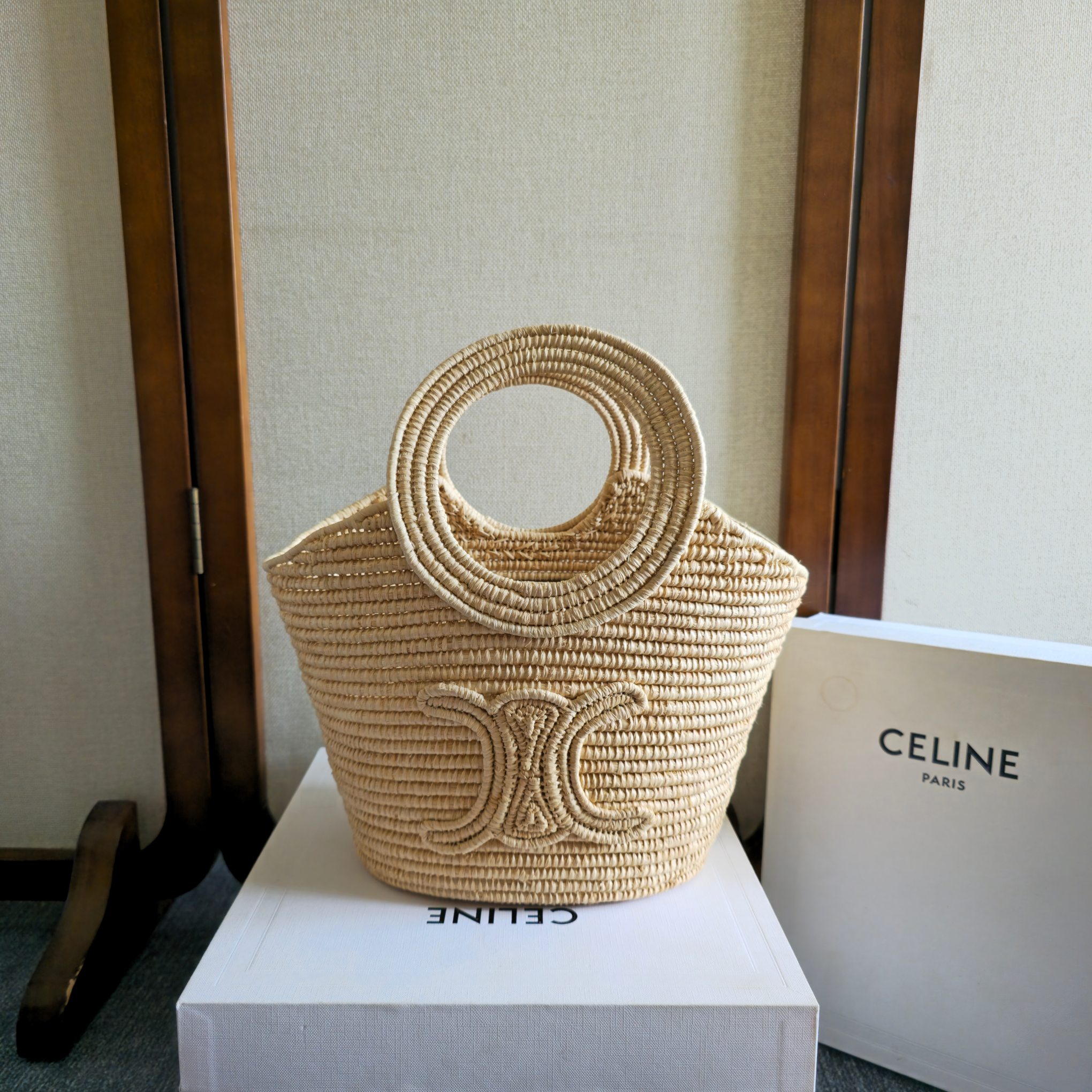 NO:575209,CELINE's straw woven family Raffia woven basket bag. The straw woven bag that you look forward to every year. Poster style raffia woven basket bag. Size 21x15x10cm. Style number 121922, Celine, celine, celine, espadrilles.19860909CELINE的草编家族Raffia编织提篮包 每一年都期待的草编包 海报款拉菲草编织提篮包 尺寸21x15x10cm 款号121922,赛琳celine,celine,celine,espadrilles,Bag