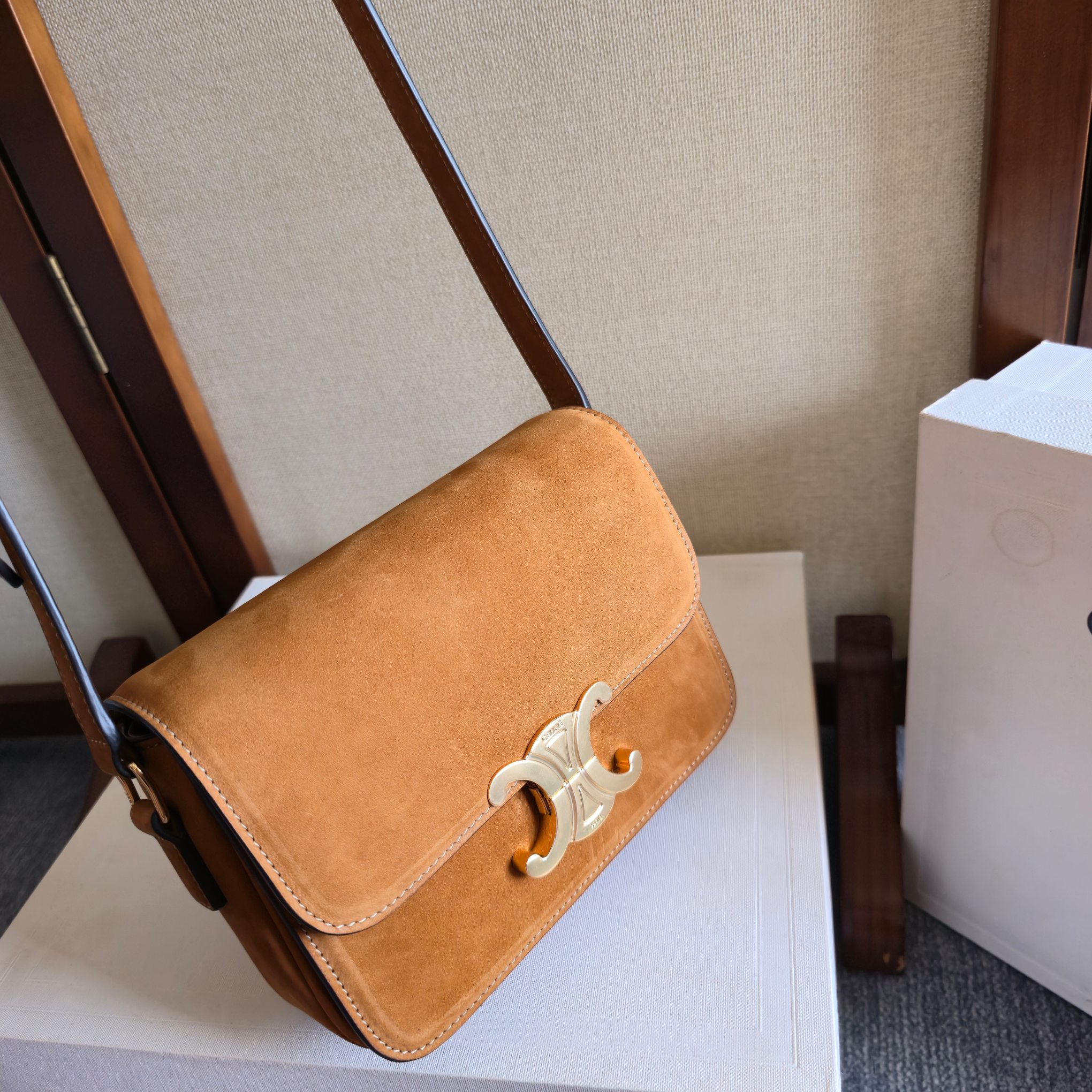 p780。 CELINE|天鹅绒般的柔雾触感25ss麂皮
麂皮独有的细腻绒毛带来的高级哑光
凯旋门新理念的定义 添加巴黎的元素 复古风调 高贵的气质 被时尚领域再度认知 超多明星的热爱款 经典再创新 再次重塑经典包扣精致设计 很符合时尚前沿✔️
尺寸：18.5×14×5
款号：188423 (配原版包装)
