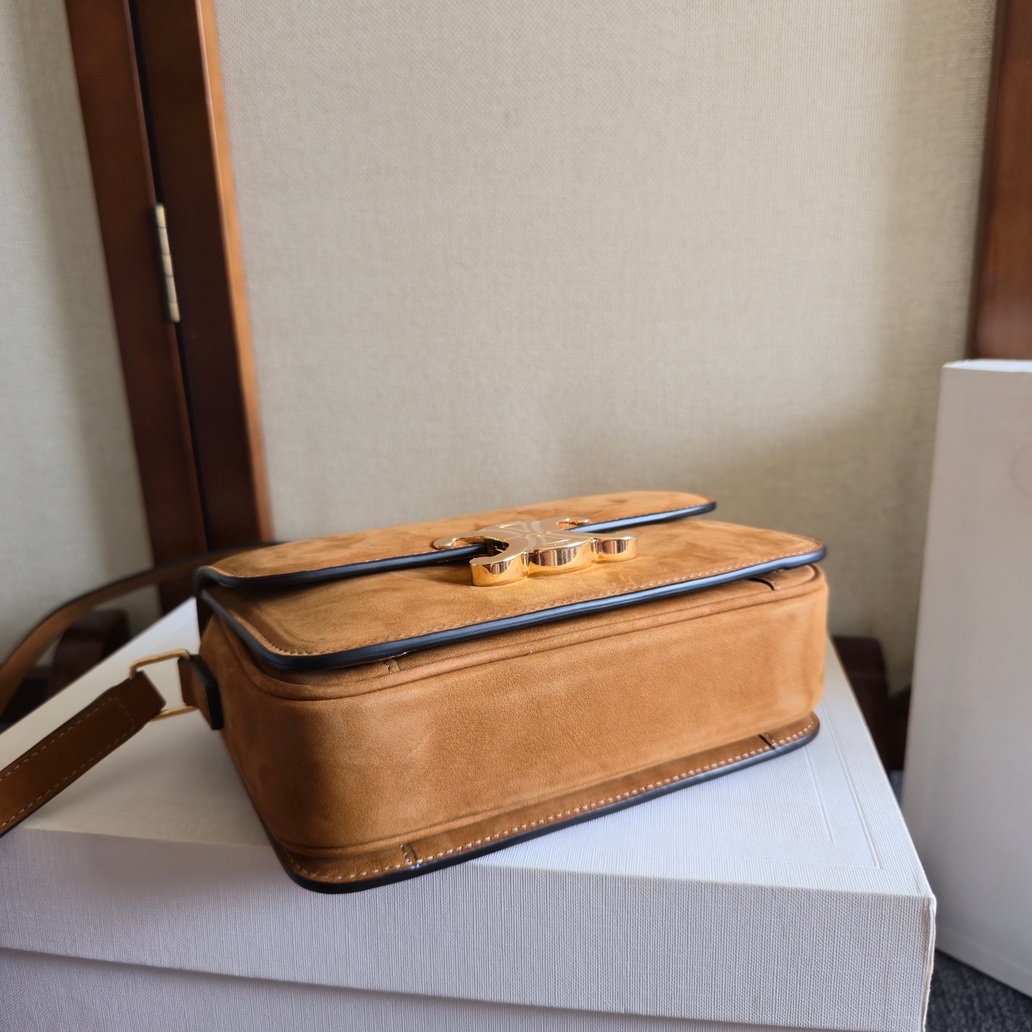 p780。 CELINE|天鹅绒般的柔雾触感25ss麂皮
麂皮独有的细腻绒毛带来的高级哑光
凯旋门新理念的定义 添加巴黎的元素 复古风调 高贵的气质 被时尚领域再度认知 超多明星的热爱款 经典再创新 再次重塑经典包扣精致设计 很符合时尚前沿✔️
尺寸：18.5×14×5
款号：188423 (配原版包装)