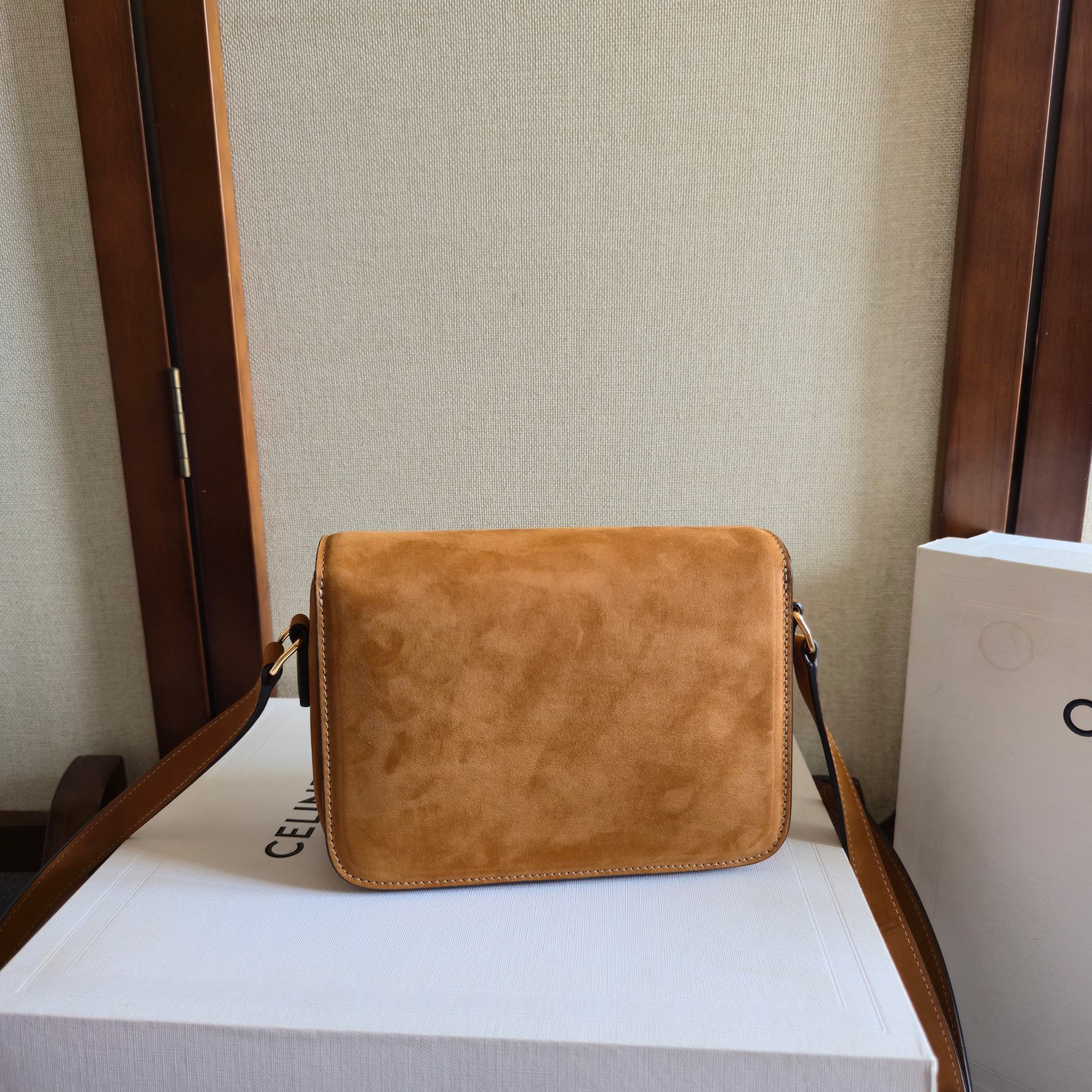 p780。 CELINE|天鹅绒般的柔雾触感25ss麂皮
麂皮独有的细腻绒毛带来的高级哑光
凯旋门新理念的定义 添加巴黎的元素 复古风调 高贵的气质 被时尚领域再度认知 超多明星的热爱款 经典再创新 再次重塑经典包扣精致设计 很符合时尚前沿✔️
尺寸：18.5×14×5
款号：188423 (配原版包装)