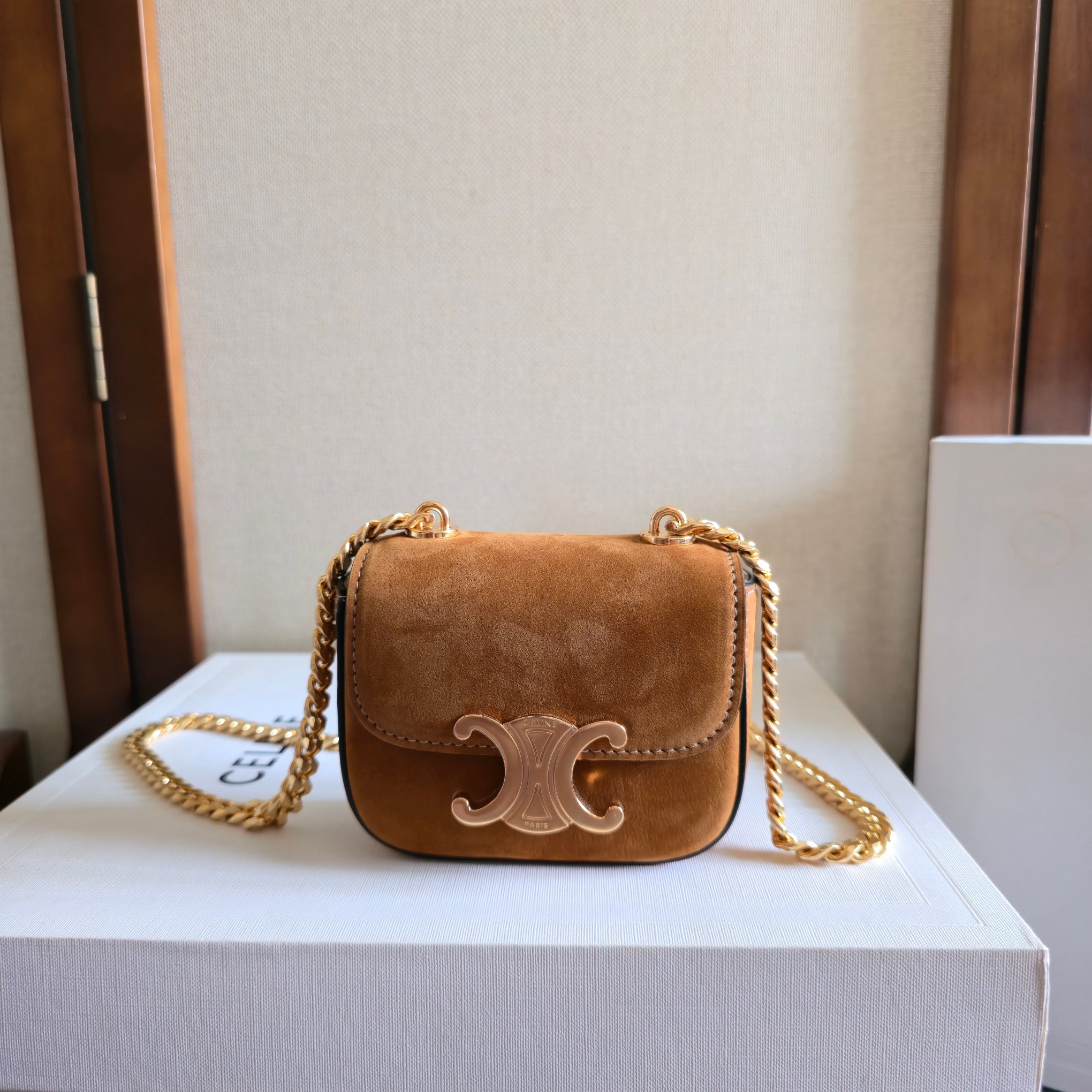 NO:406020,CELINE 2025 Chain Tan Jinbuckle, new mini (headphone bag) C home has released small bags this year, but this season Cline mini is cute and cute. Although the capacity of the small bag is not particularly large, it has a critical impact on appearance. It is not generous. The shoulder strap can be adjusted. The absolute return rate of commuting and going out is 100%. It is mainly tall and small. The capacity can be equipped with lipstick, powder, and keys. Model number: 101843 (all steel hardware) Size: 11x4x8CM, Celine, celine, celine, chanel19860909CELINE 2025 链条郯金扣,新品 mini(耳机包)C家这 年陆续出的小包但这一季Cline mini可可爱爱必收、 虽然小包容量不是特别大、但是颜值暴击,可爱暴击又 不是大方、肩带可以调节、通勤出街绝对回头率百分 百,主要是高个子小个子都可 容量可以装口红,粉饼,钥匙 款号:101843（全钢五金） 尺寸:11x4x8CM,赛琳celine,celine,celine,chanel,Bag