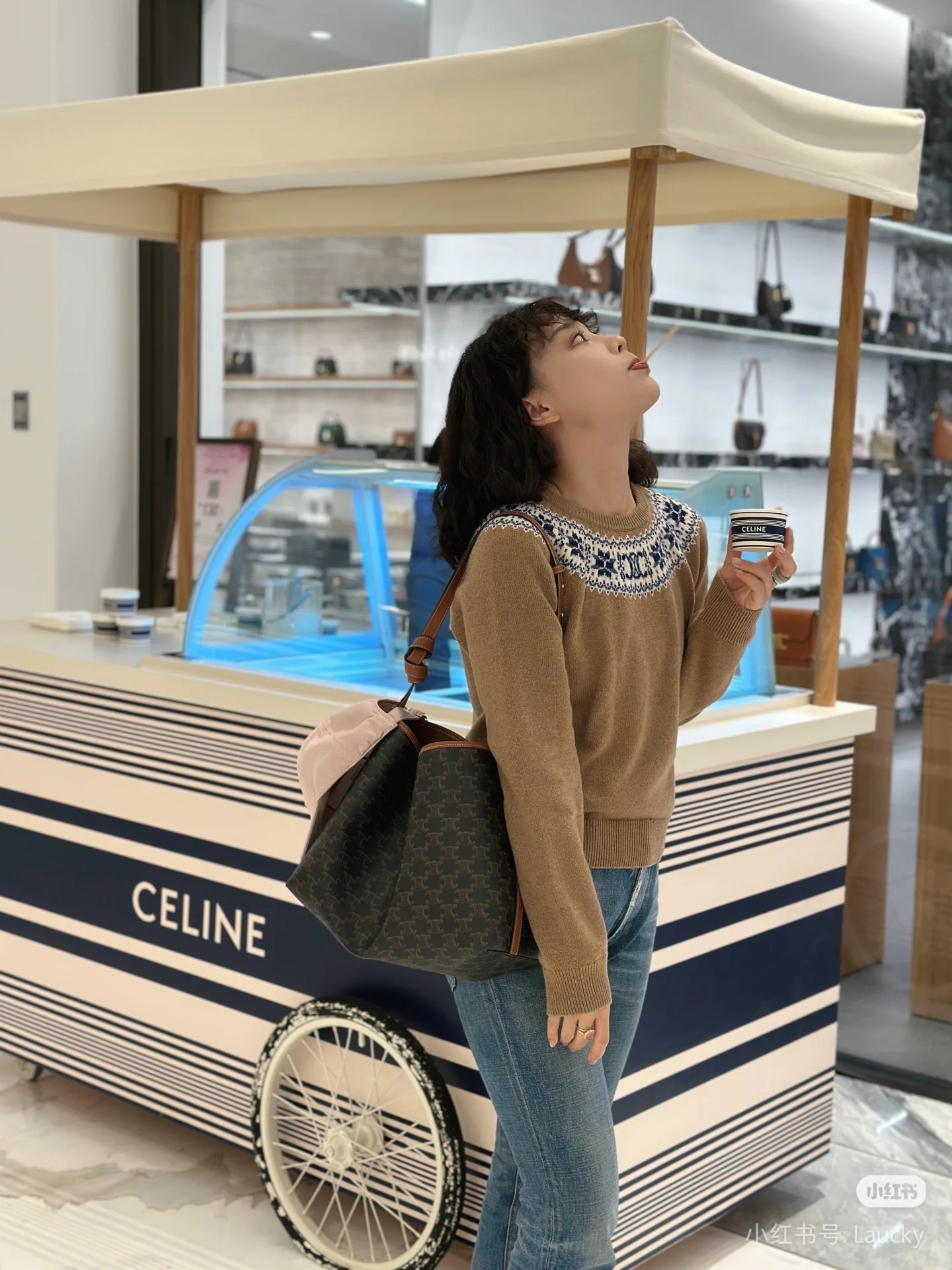 CELINE Soft Shopper上新即爆款
刚巧在七夕发售的Soft shopper到店就抢空啦~
1.可以放下14寸电脑二通勤很方便2.自重很轻条不勒肩
3.价格友好M
4.新品不装易撞包
5.可单肩可斜挎
没有一个理由不买它!!!