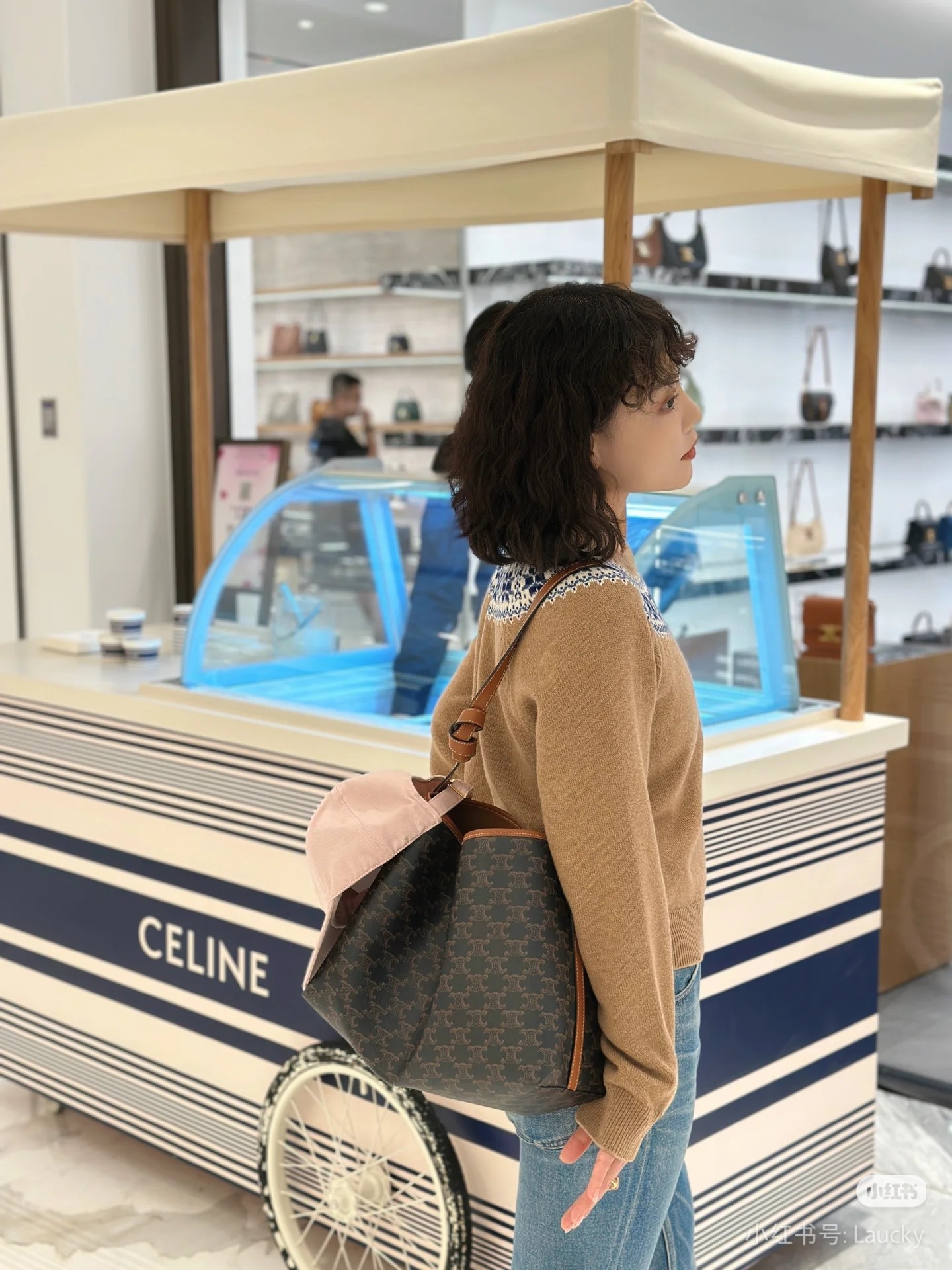 CELINE Soft Shopper上新即爆款
刚巧在七夕发售的Soft shopper到店就抢空啦~
1.可以放下14寸电脑二通勤很方便2.自重很轻条不勒肩
3.价格友好M
4.新品不装易撞包
5.可单肩可斜挎
没有一个理由不买它!!!