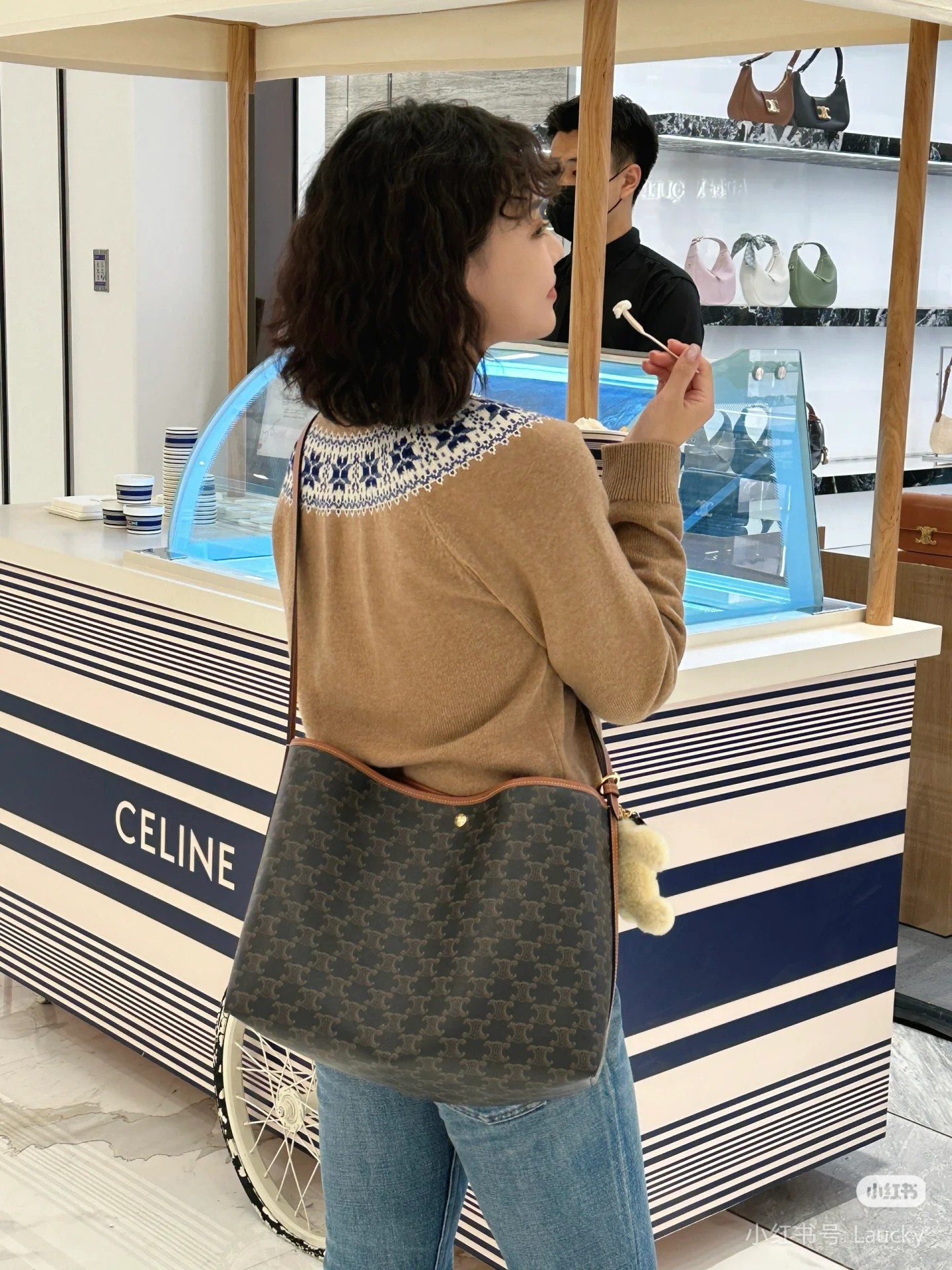 CELINE Soft Shopper上新即爆款
刚巧在七夕发售的Soft shopper到店就抢空啦~
1.可以放下14寸电脑二通勤很方便2.自重很轻条不勒肩
3.价格友好M
4.新品不装易撞包
5.可单肩可斜挎
没有一个理由不买它!!!