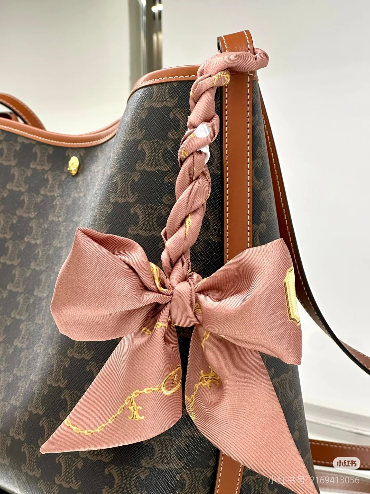 CELINE SOFT SHOPPER拥有的松弛感CELINE SHOPPER
一款松弛感无敌的大包
美美到店啦~
上身真的太好看了
还可以装得下电脑
自重超轻超便捷超能装
打工姐妹们的福音