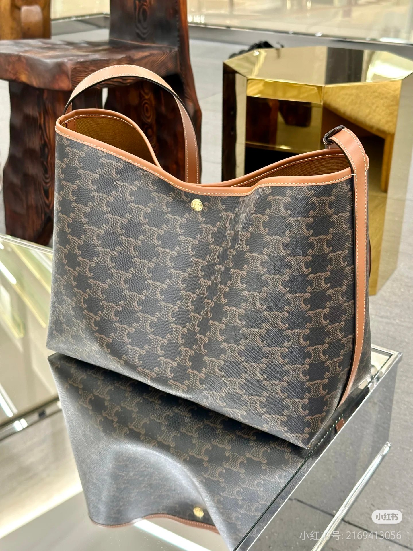 CELINE SOFT SHOPPER拥有的松弛感CELINE SHOPPER
一款松弛感无敌的大包
美美到店啦~
上身真的太好看了
还可以装得下电脑
自重超轻超便捷超能装
打工姐妹们的福音