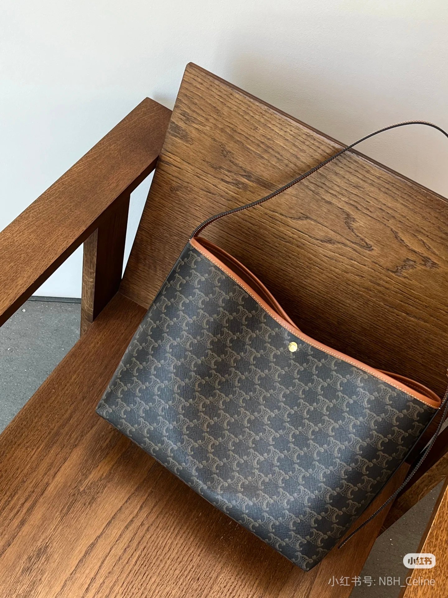 CELINE SOFT SHOPPER拥有的松弛感CELINE SHOPPER
一款松弛感无敌的大包
美美到店啦~
上身真的太好看了
还可以装得下电脑
自重超轻超便捷超能装
打工姐妹们的福音