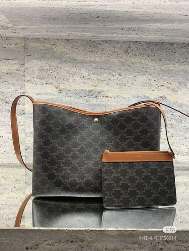 CELINE SOFT SHOPPER拥有的松弛感CELINE SHOPPER
一款松弛感无敌的大包
美美到店啦~
上身真的太好看了
还可以装得下电脑
自重超轻超便捷超能装
打工姐妹们的福音