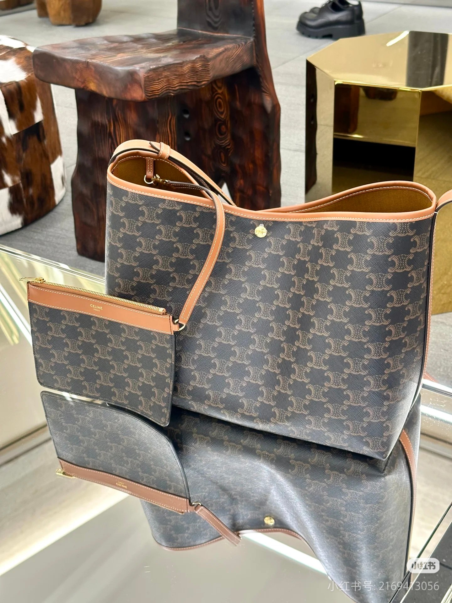 CELINE SOFT SHOPPER拥有的松弛感CELINE SHOPPER
一款松弛感无敌的大包
美美到店啦~
上身真的太好看了
还可以装得下电脑
自重超轻超便捷超能装
打工姐妹们的福音