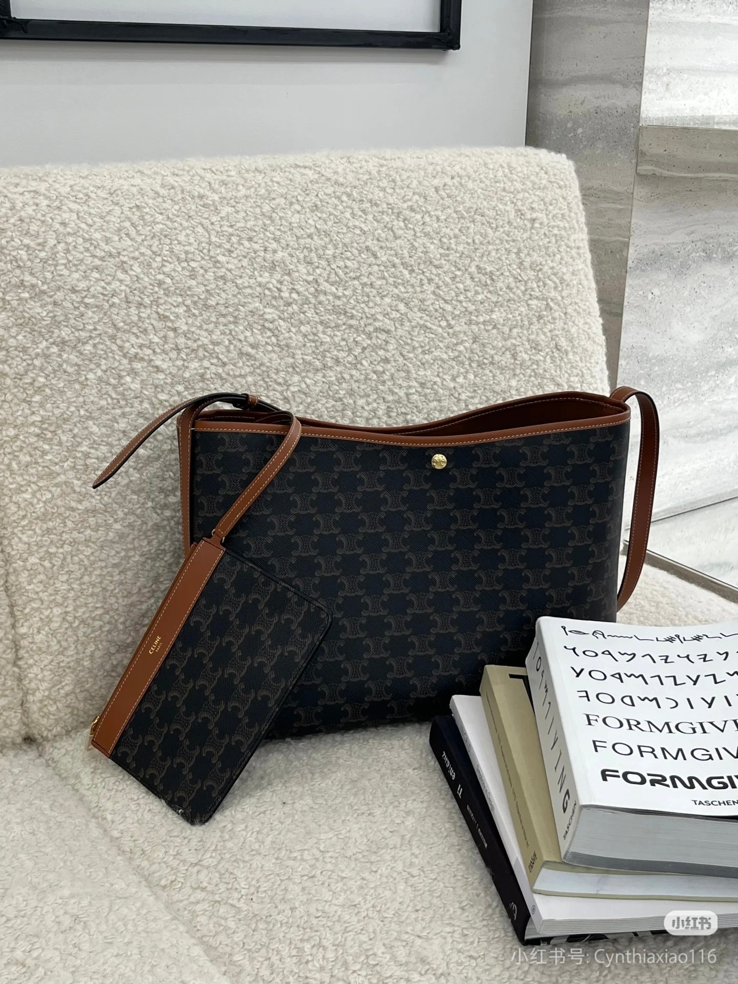 CELINE SOFT SHOPPER拥有的松弛感CELINE SHOPPER
一款松弛感无敌的大包
美美到店啦~
上身真的太好看了
还可以装得下电脑
自重超轻超便捷超能装
打工姐妹们的福音