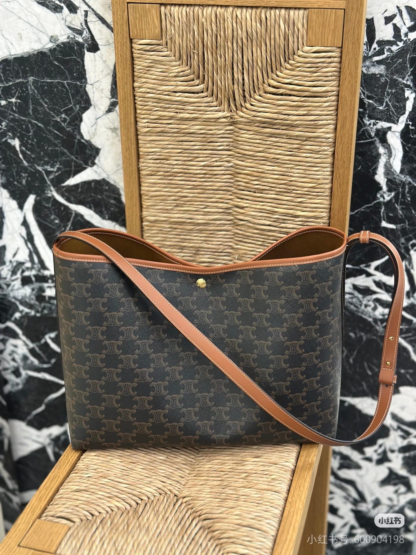 CELINE SOFT SHOPPER拥有的松弛感CELINE SHOPPER
一款松弛感无敌的大包
美美到店啦~
上身真的太好看了
还可以装得下电脑
自重超轻超便捷超能装
打工姐妹们的福音
