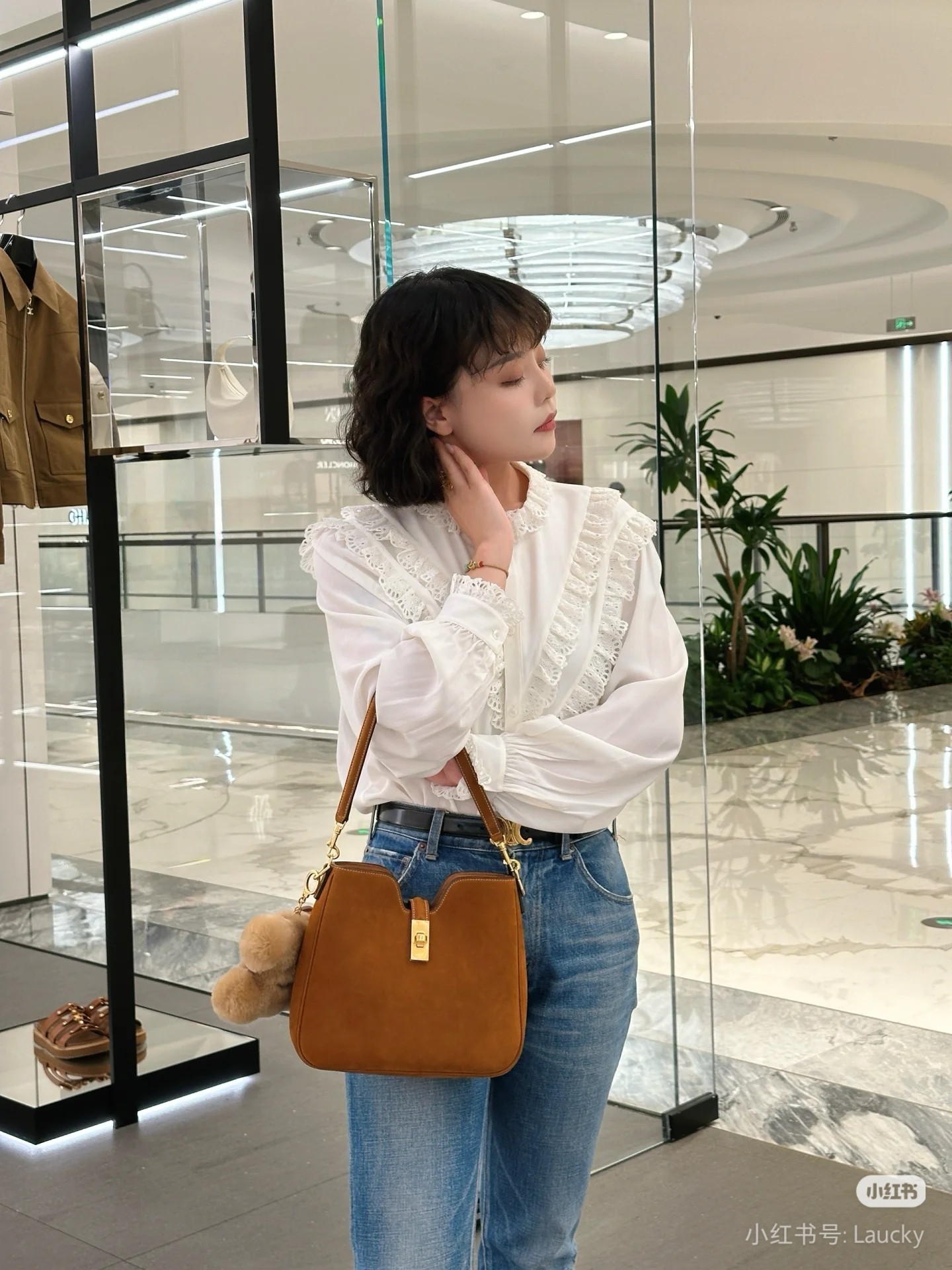 NO:406275,CE New Product | Niuba Leather Camille This season's Niuba Leather calfskin is a camel color, which injects a warmth into the series. At the same time, it maintains an elegant and classic texture. This luxurious leather must not be confused with suede calfskin. In fact, Niuba Leather is a head layer leather with its grain side (outside the leather) carefully brushed and polished. 2 This is the head layer part of the leather. This part is well-proportioned and has obvious natural grains, characterized by rich texture, exquisite quality and excellent durability. 3 Its production requires unique and professional craftsmanship, so it has a higher price than other conventional leathers in the handbag series. In addition, its unique finish also highlights the natural texture of the leather, revealing some less uniform parts, making each handbag look special and extraordinary, further strengthening the luxurious atmosphere of this material.  Finally, this niuba calf leather presents a soft velvet texture, while its soft texture highlights a luxurious texture.19860909CE新品|牛巴革小牛皮Camille 本季的牛巴革小牛皮采用驼色,为系列注入了一抹温暖效果.同时保持了高雅经典的质感 这种奢华皮革不得与绒面小牛皮相混淆 事实上,牛巴革是一种头层皮革,其粒面侧(皮革外侧)经过小心的拉绒和打磨处理 2这是皮革的头层部分,这部分厚度匀称,带有明显的天然粒面,以丰富的纹理、精美的品质和出色的耐用性为特点 3其制作需要独特且专业的工艺参与,因此相比手袋系列的其他常规皮革,它有着更高的定价 此外,其独特饰面还凸显了皮革的天然纹理,露出某些不那么均匀的部分,让每只手袋都显得特别与非凡,进一步强化了这种材质的华贵气息 最后,这种牛巴革小牛皮呈现了一种柔软的丝绒质地,同时其柔和的纹理凸显了一种奢华质感,赛琳celine,celine,celine,cowhide,Bag