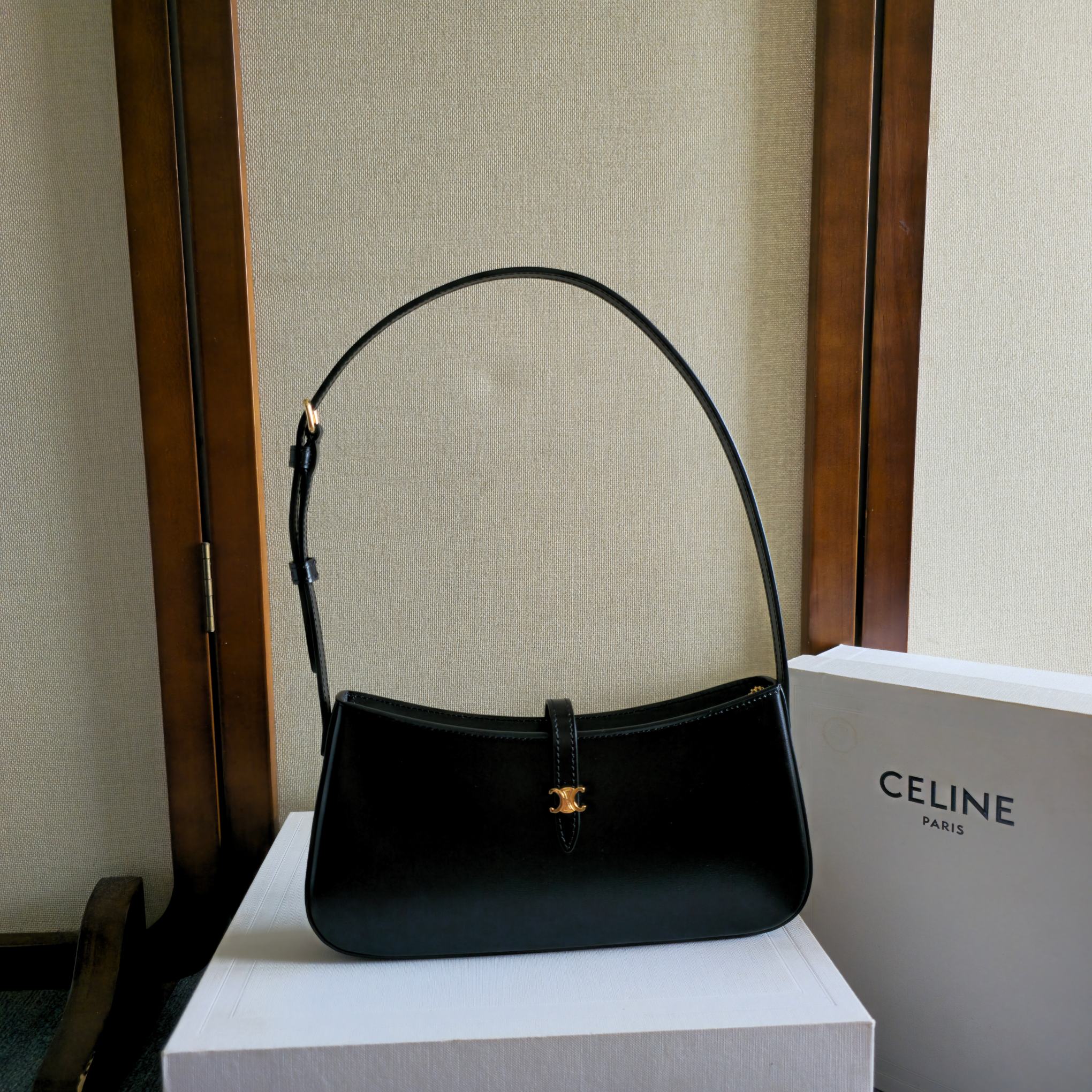 NO:406284,【Celine Celine】New TINA logo shoulder bag, sheepskin lining, gold finish, shoulder back and handheld, zipper closure, leather flip, 1 main compartment, 1 inner flat pocket, adjustable shoulder strap, model: 123053 (with original packaging) Size 25×11.5×2.5cm., Celine,celine,celine, backpacks, sheepskin19860909【Celine赛琳】新品TINA标志肩背包,羊皮革衬里,金色饰面,可肩背和手提,拉链开合,皮革翻盖,1个主隔层,1个内侧扁平口袋,可调节肩带,型号:123053（配原版包装） 尺寸25×11.5×2.5cm.,赛琳celine,celine,celine,backpacks,sheepskin,Bag